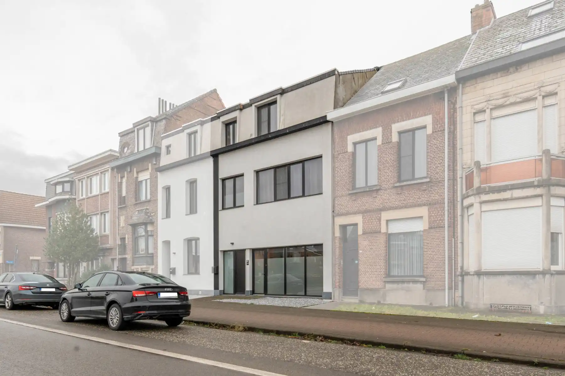 Instapklare, ruime gezinswoning met 5 slaapkamers en praktijkruimte te Boom. foto {{pictureIndex}}