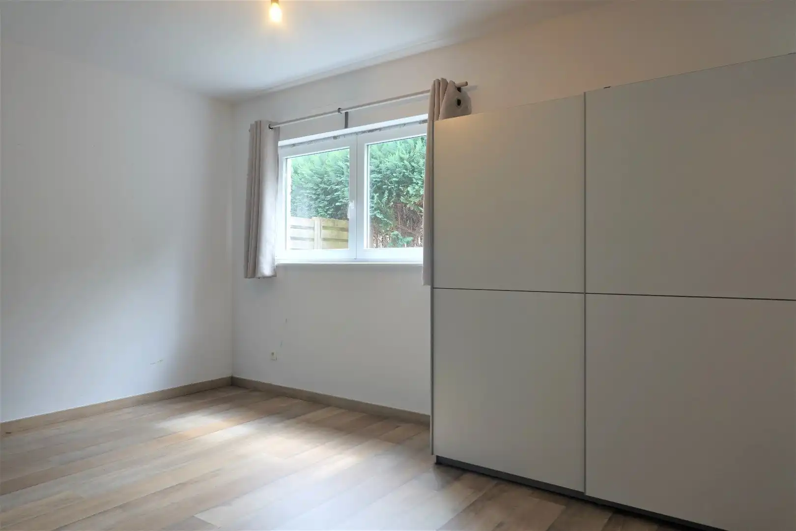 Ruim gelijkvloers appartement met koertje  foto 9