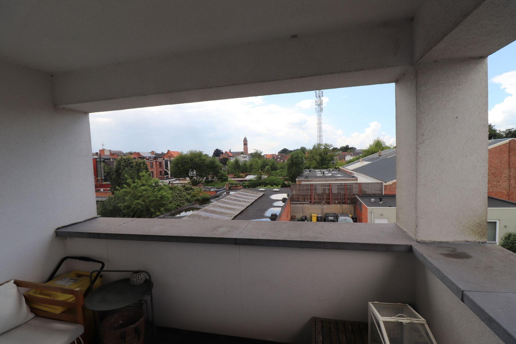 Een volledig gerenoveerd appartement op de tweede verdieping met terras, berging en autostaanplaats. foto 13