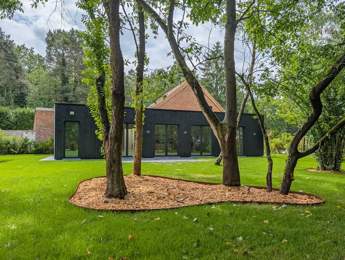 Volledig gerenoveerde karakterwoning met prachtige aangelegde tuin, polyvalente ruimte en 3 slaapkamers foto {{pictureIndex}}