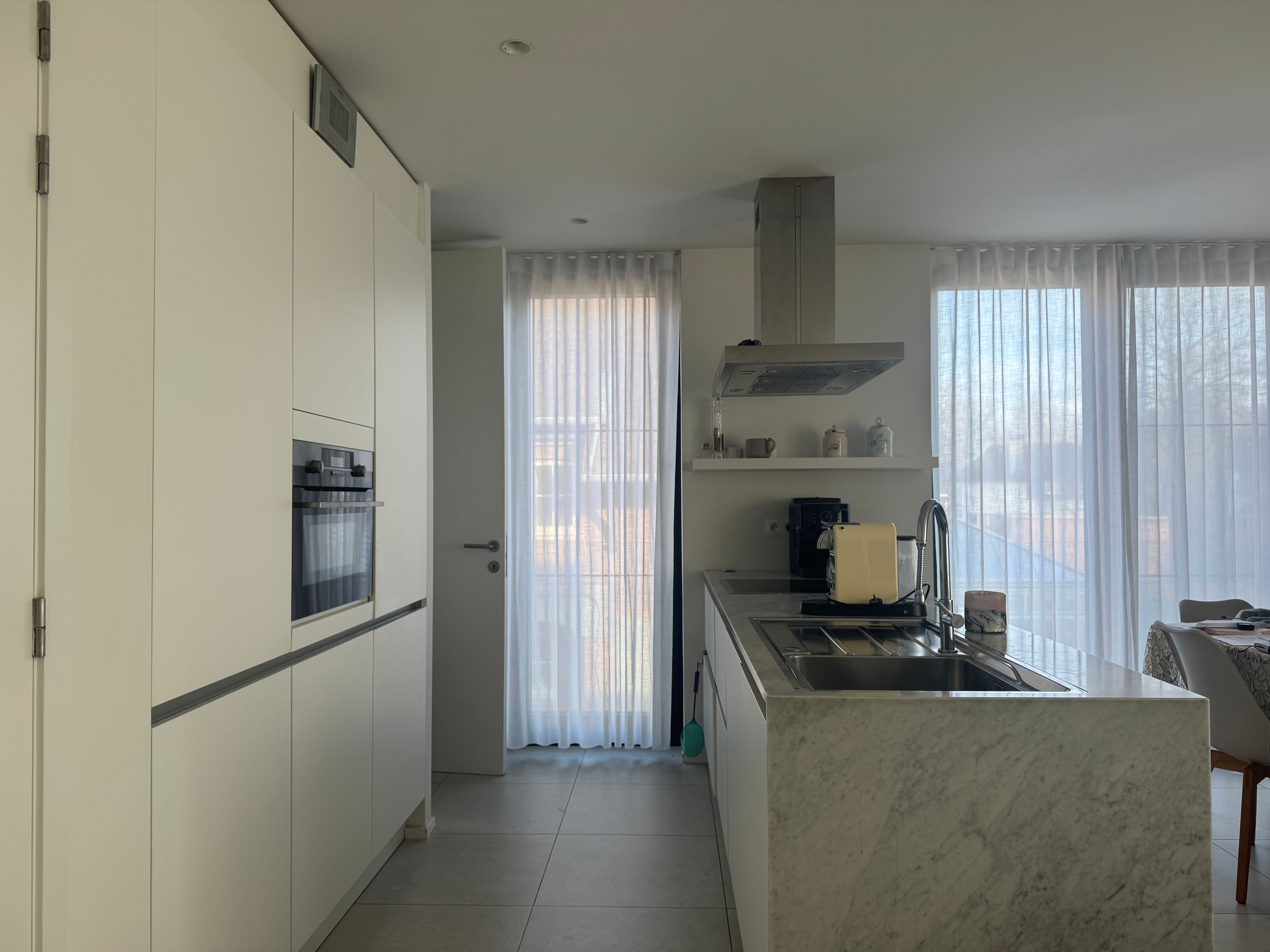 Gezellig appartement met 1 slaapkamer en een groot terras in Genk foto 3