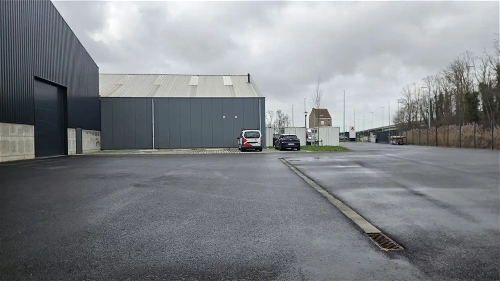 Magazijnen nabij E40, foto 2
