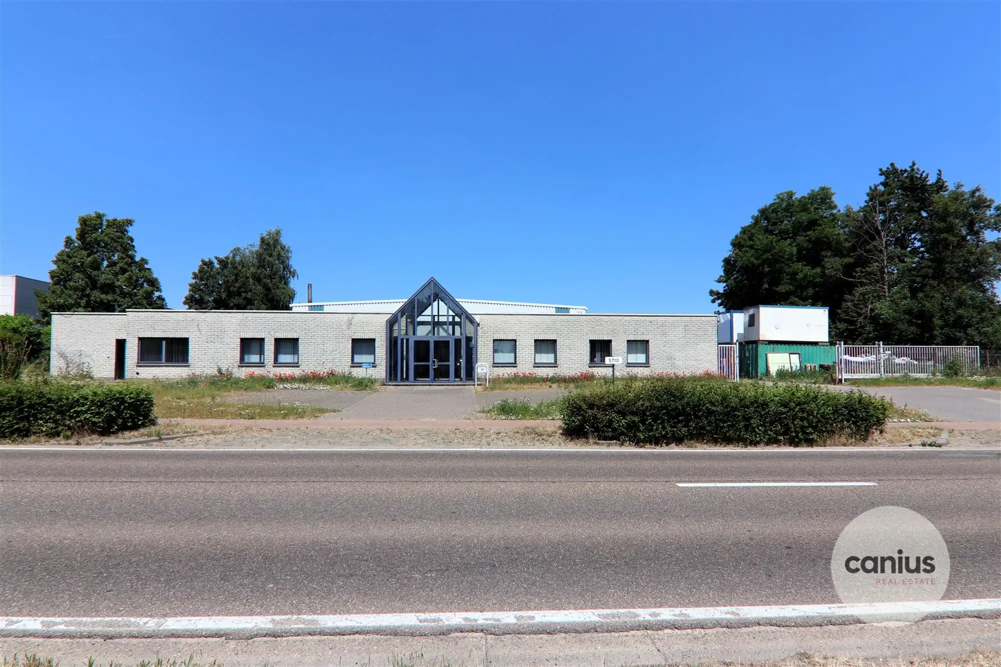COMMERCIEEL GEBOUW MET MAGAZIJN EN WONING OP EEN ZICHTBARE LOCATIE  foto {{pictureIndex}}