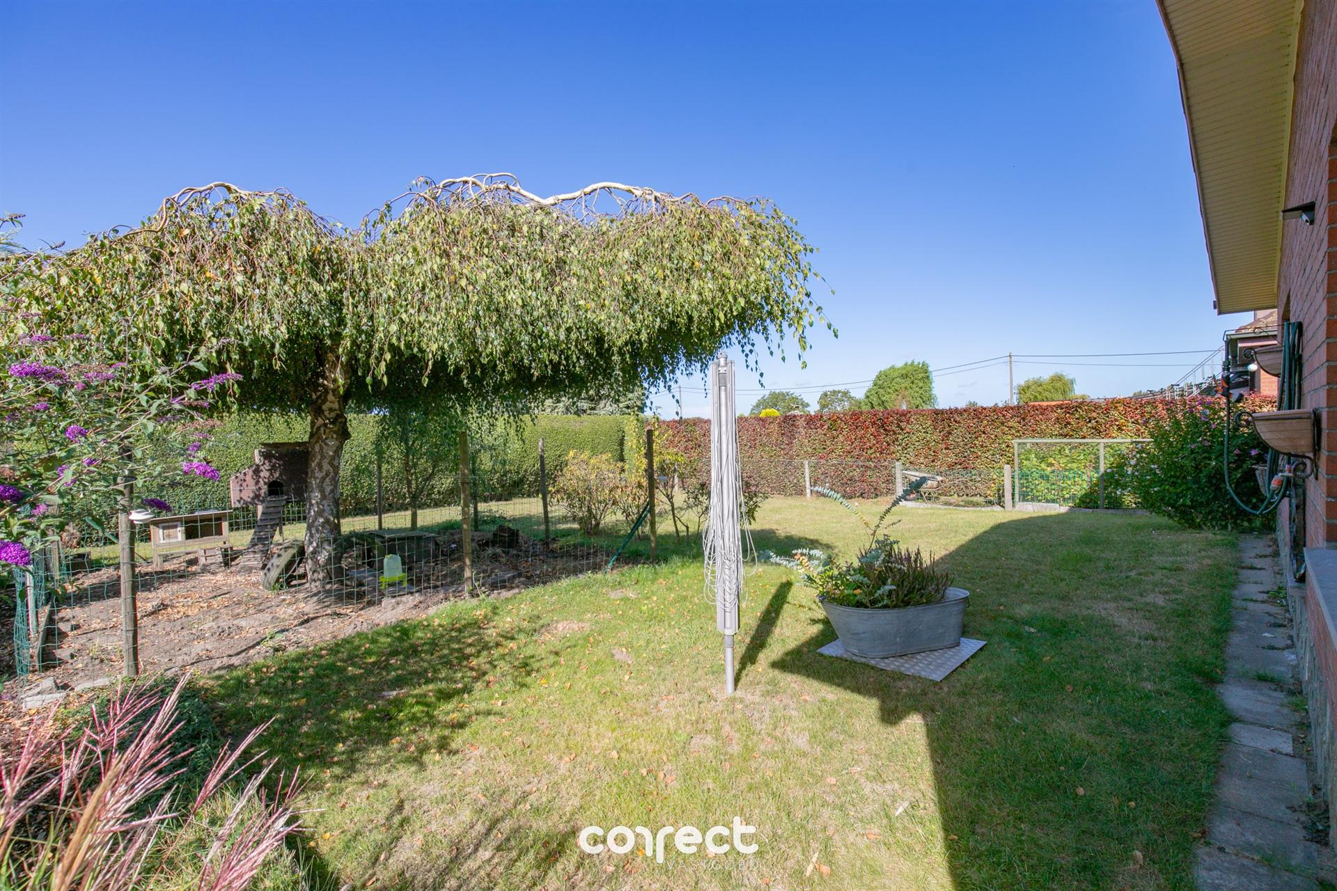 Instapklare laagbouwvilla met tuin, ruime oprit met garage.  foto 17