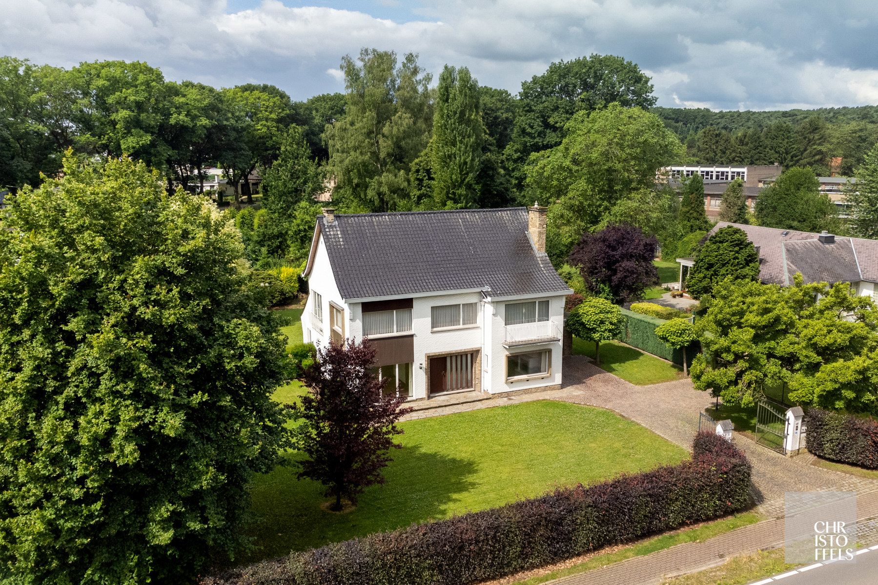 Hoofdfoto van de publicatie: Te renoveren statige villa op een uitzonderlijk zuidgericht bouwperceel van (30x50)! 