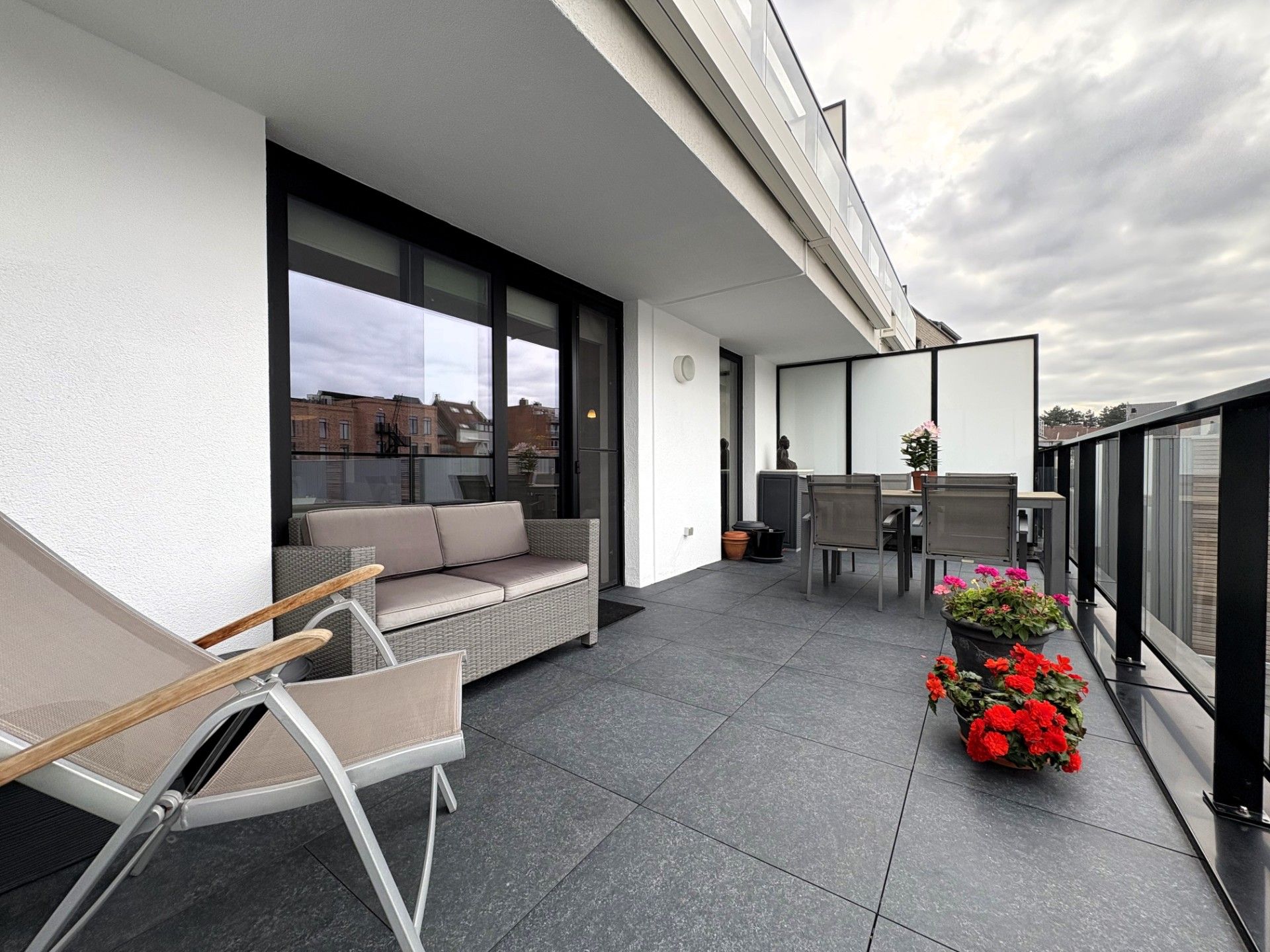 Perfect onderhouden appartement pal in centrum Waregem foto 2