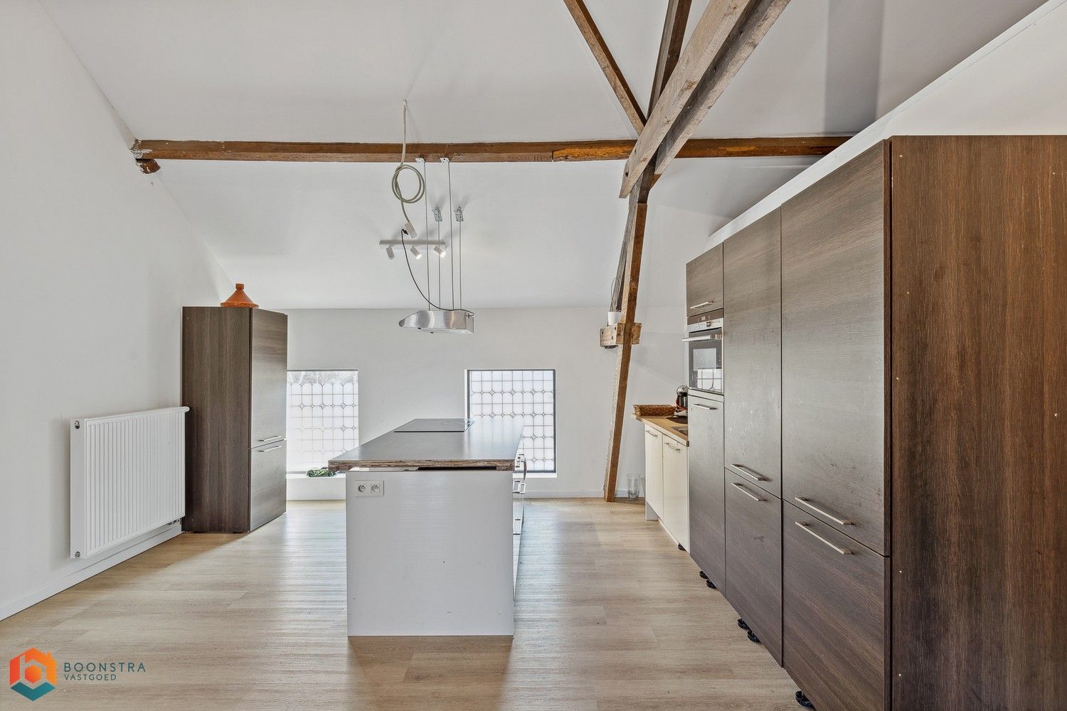 Grondig gerenoveerd handelsgelijkvloers met woonst en ruime parking foto 20