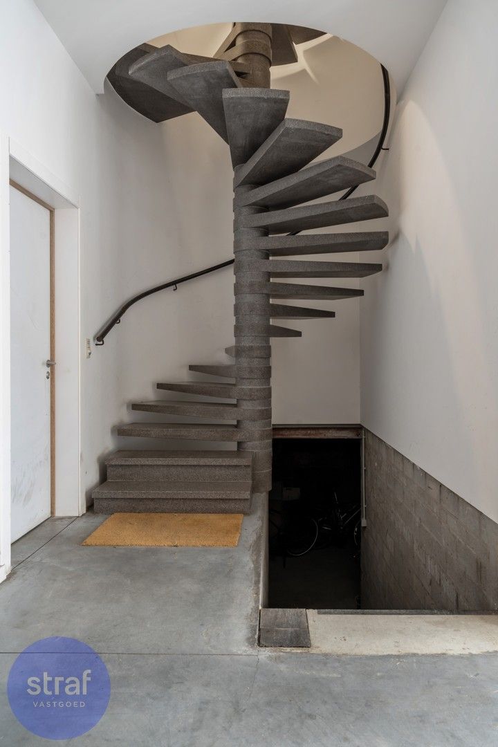 Moderne loft met open leefruimte en gezellige stadstuin in Berchem foto 19