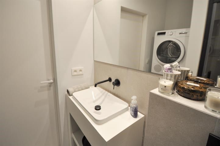 Volledig gerenoveerd, lichtrijk appartement op wandelafstand van zee en het commercieel centrum. foto 14