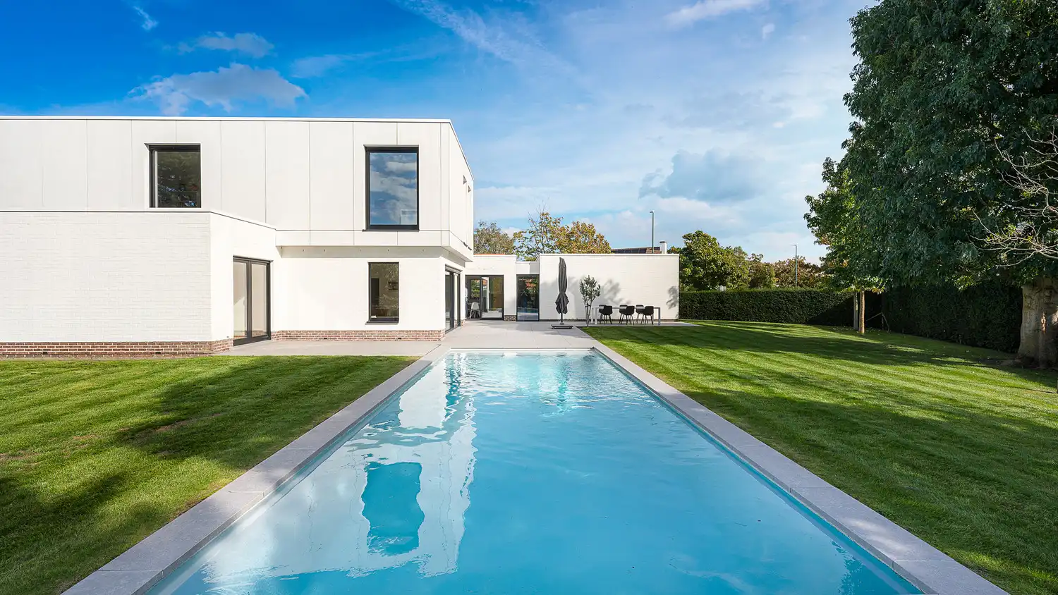 Grote moderne villa met zwembad op uitzonderlijk groot perceel. foto 2