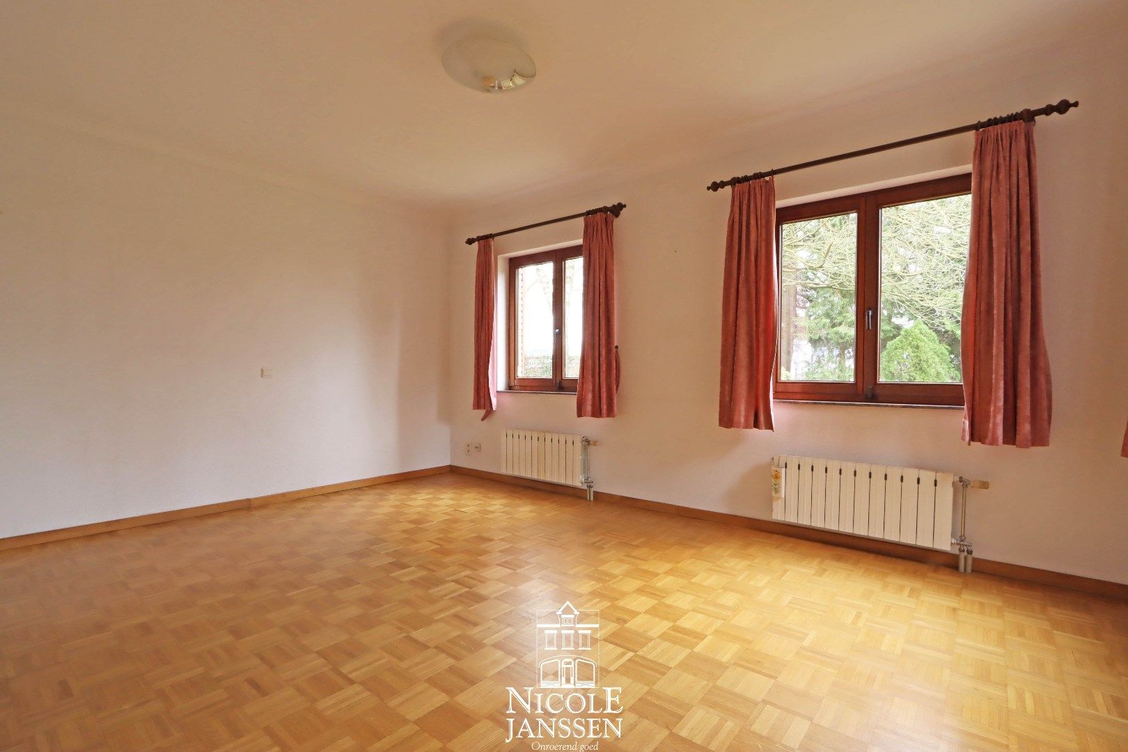 Ruim ingedeelde villa met 7 slaapkamers, dubbele garage en volledig omheinde tuin  foto 14