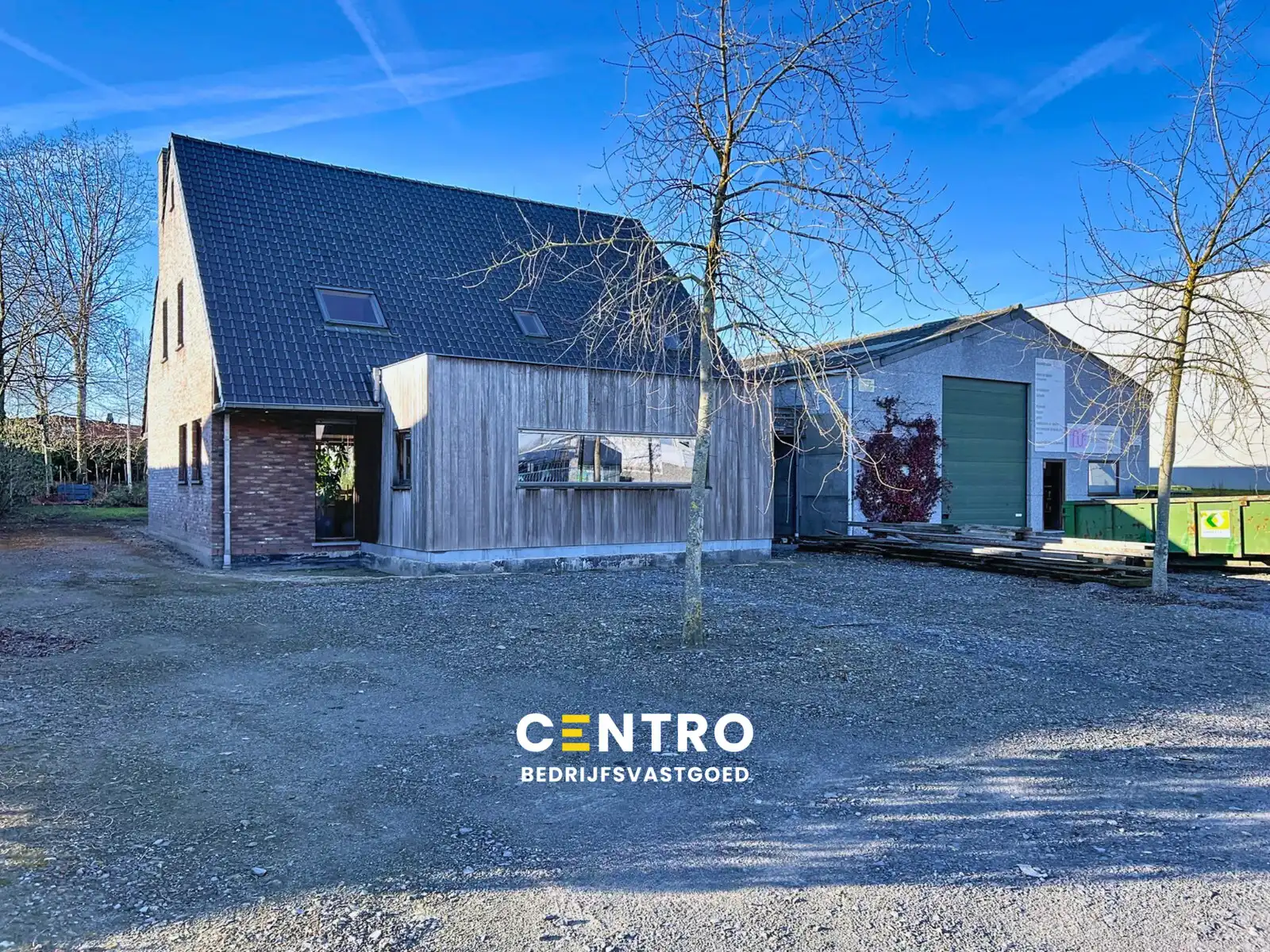 Zeldzame opportuniteit: LOODS/ATELIER 516 m² + ruime ALLEENSTAANDE woning 250 m² op rustig bedrijventerrein vlakbij Roeselare (EPC: A) ! foto {{pictureIndex}}