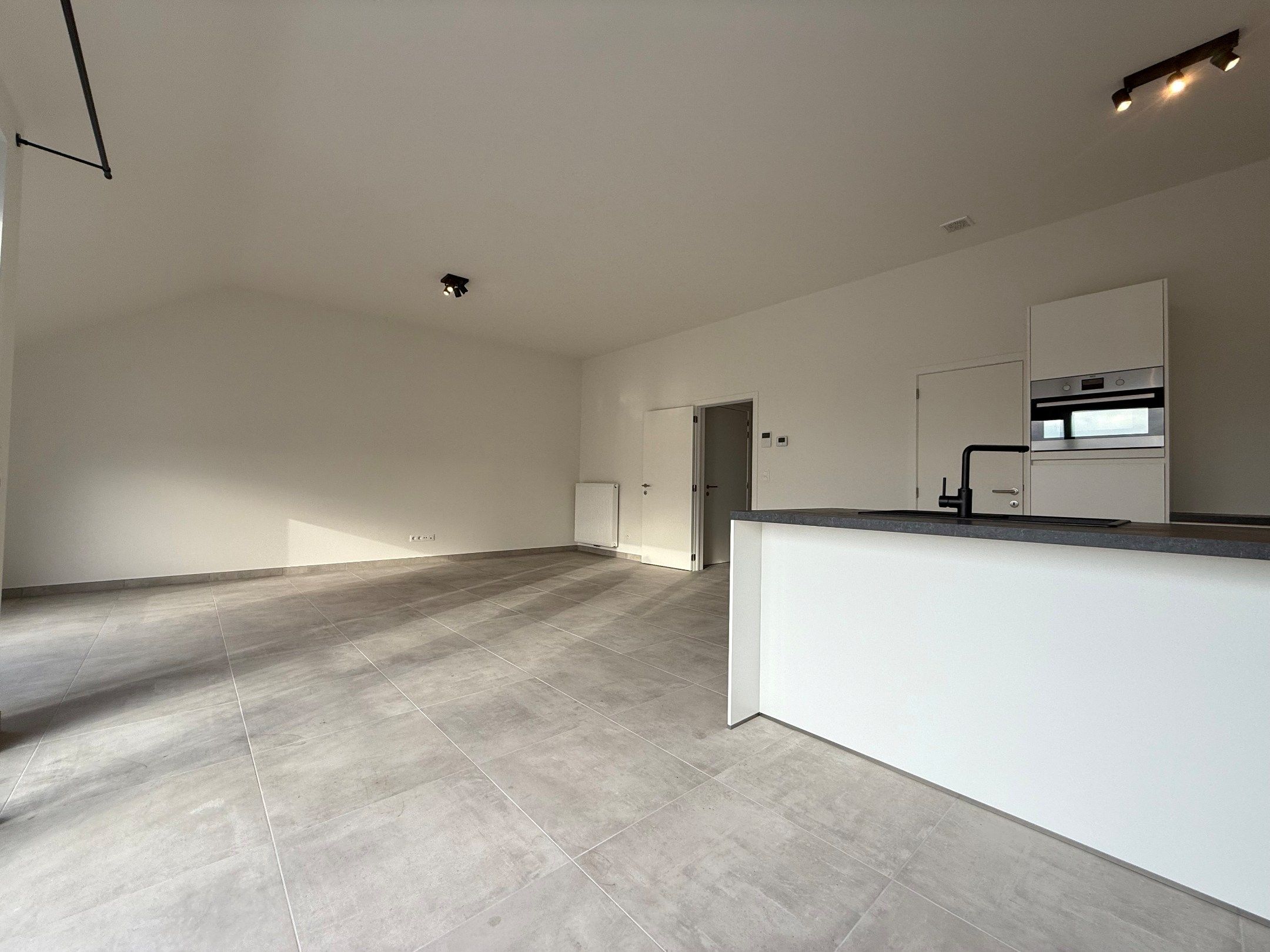 Twee-slaapkamerappartement op een centrale ligging in Ooigem. foto 3