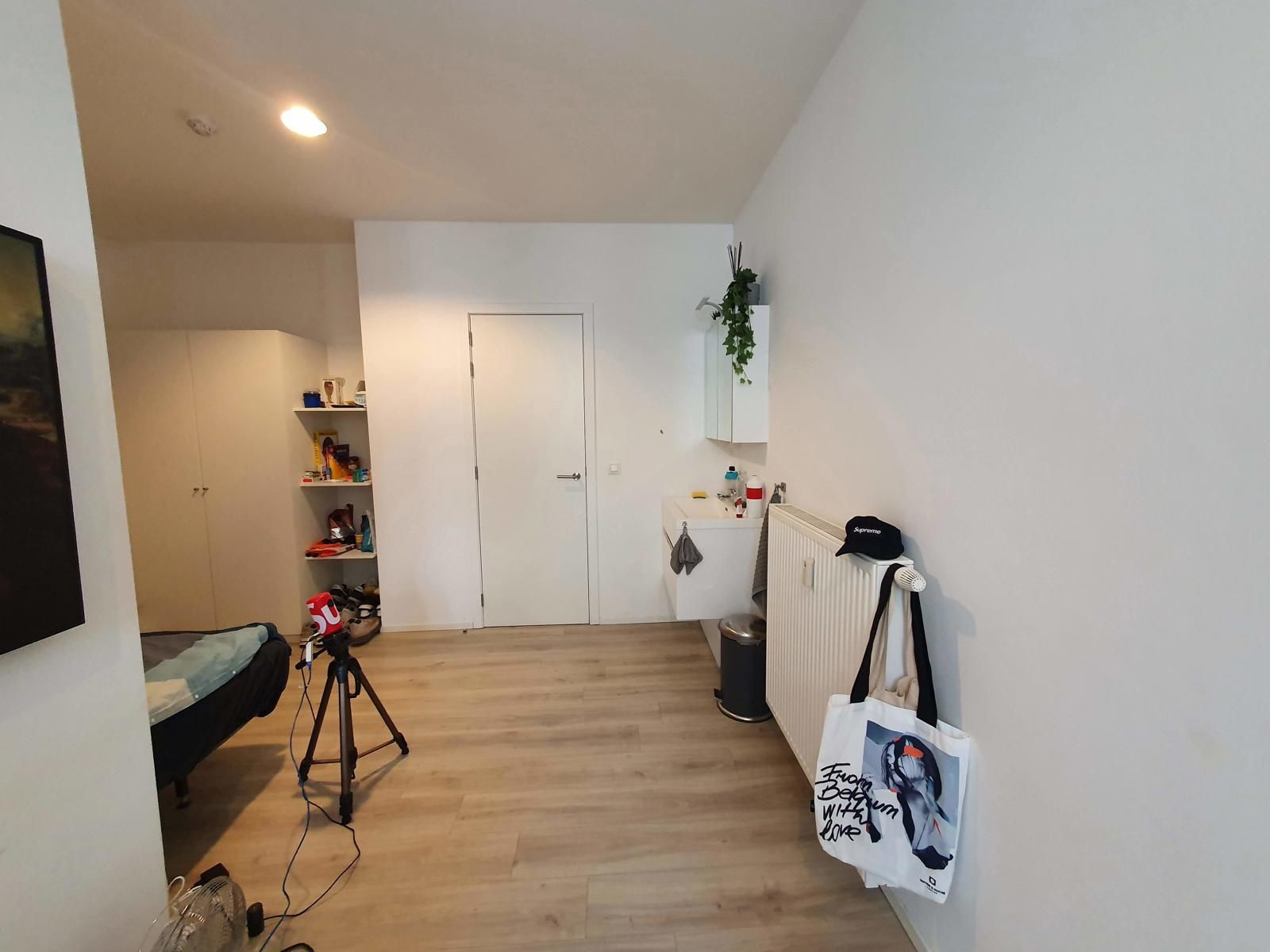 Grote moderne studentenkamer met eigen badkamer foto 7