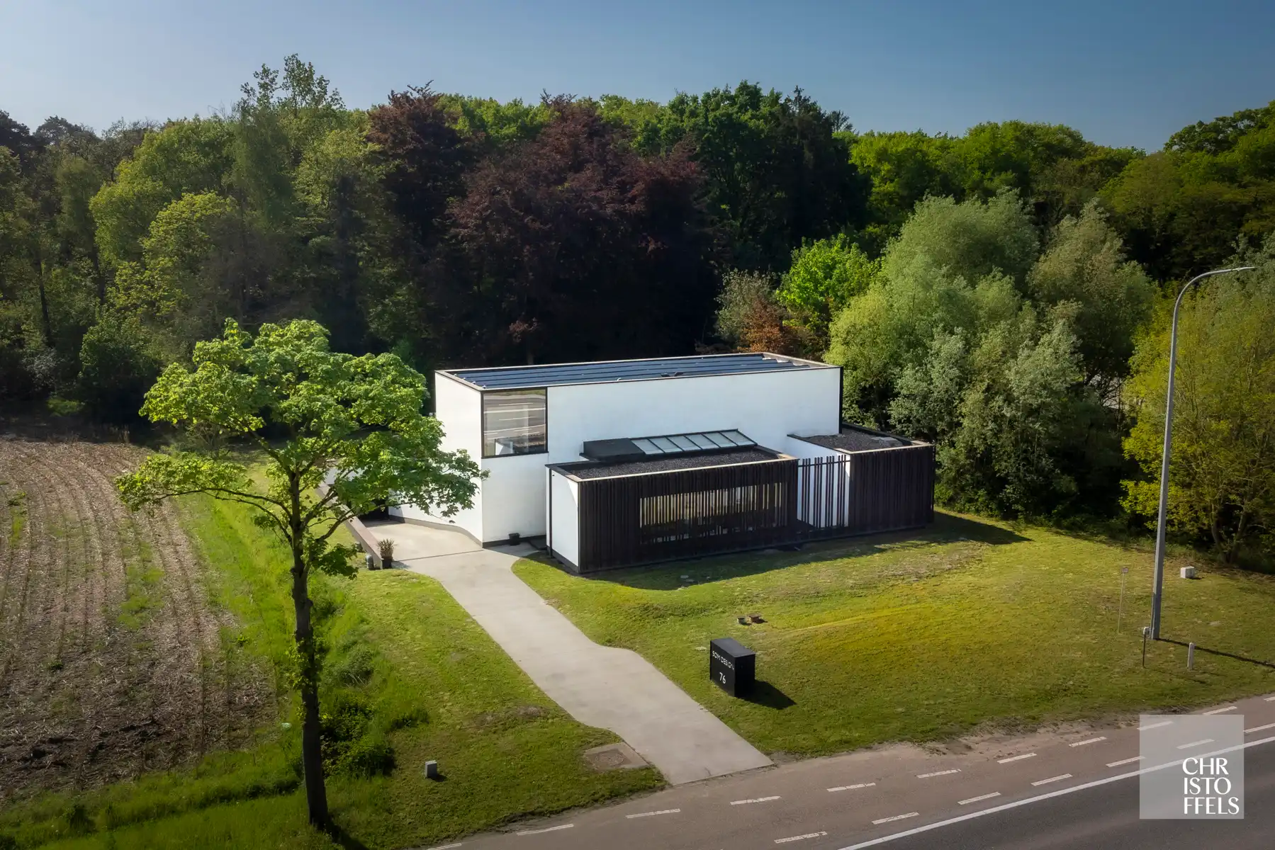 Multifunctioneel gebouw met 2 wooneenheden, kantoor en showroom op een perceel van 2.074 m²! foto 2