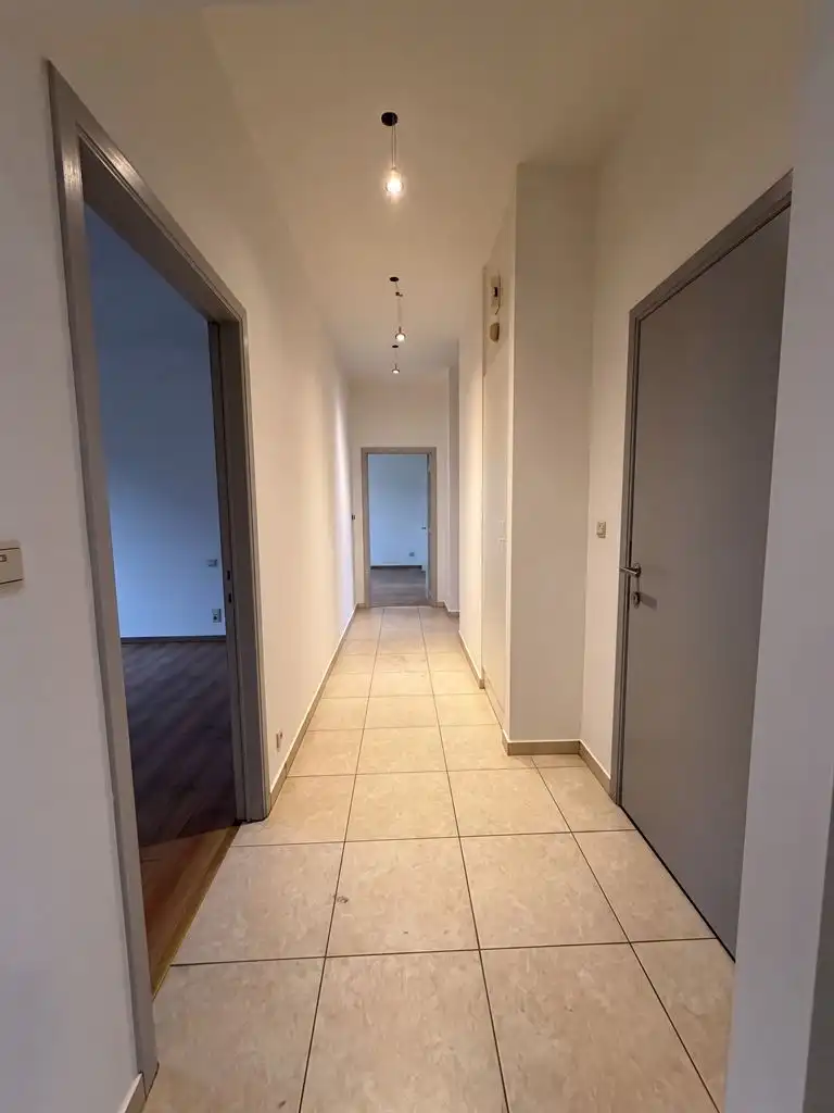 Zeer ruim 2-slaapkamer appartement met groot terras in het centrum van Bree.  foto 5