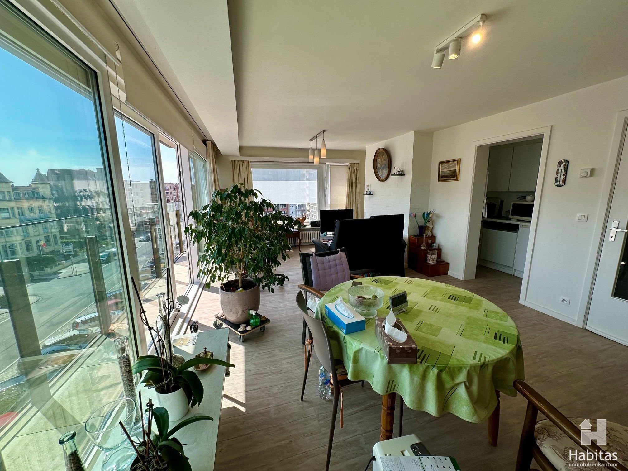 Zeer ruim en zonnig hoekappartement met open zicht. foto 2