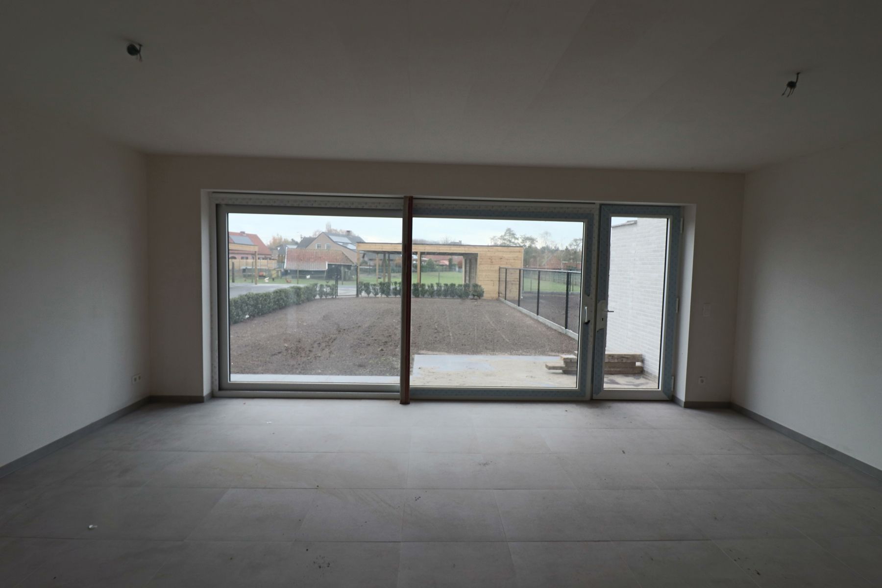 Halfopen woning met 3 slaapkamers en carport/fietsenberging op perceel van ca 370 m² foto 6