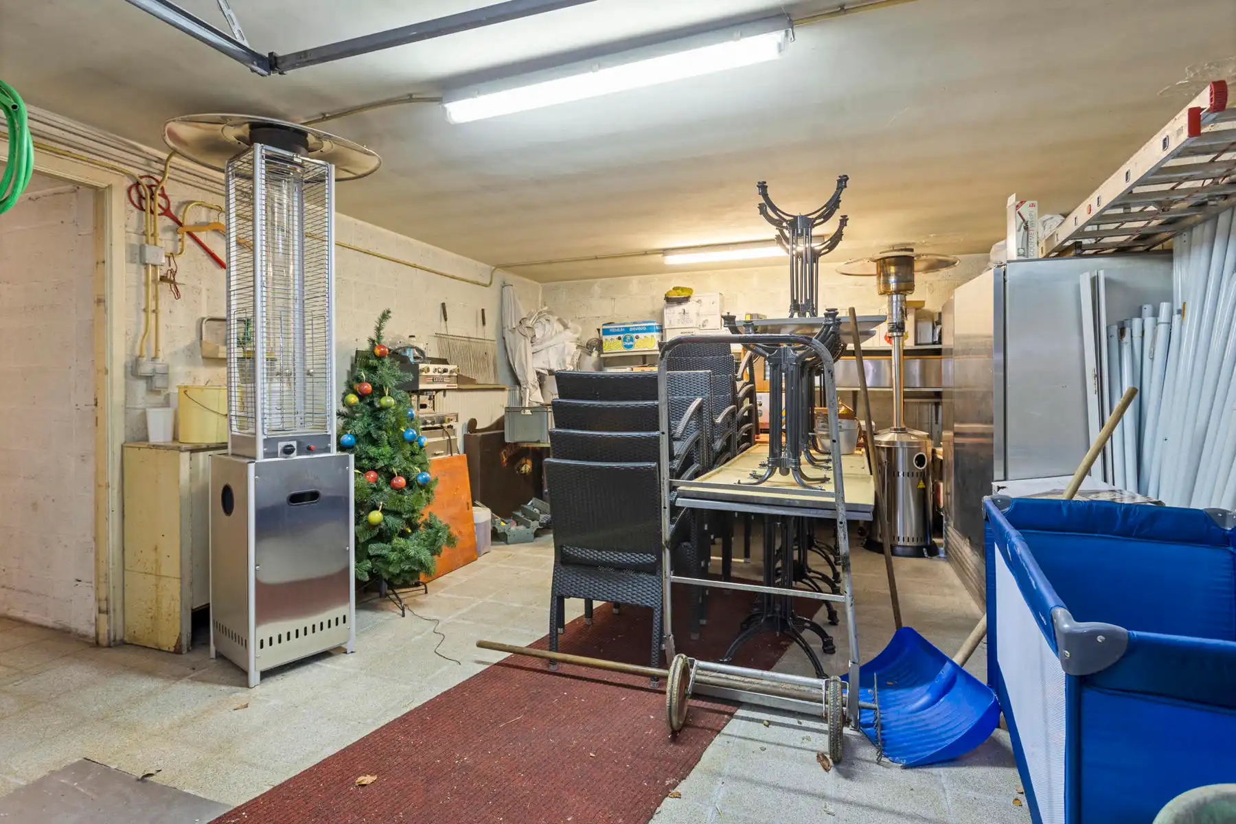 Ruim handelspand + 2 vakantiewoningen. foto 18