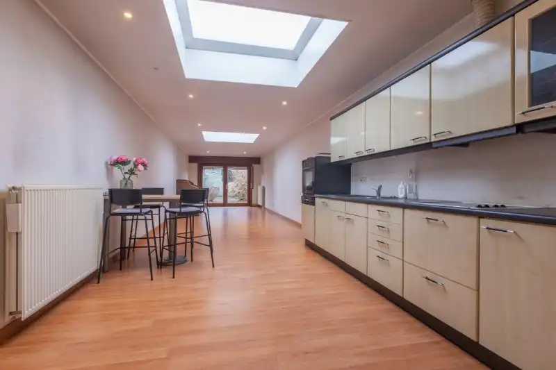 Handelshuis : winkel +/-  50m² , 3 slaapkamers, ruime  leefruimtes,groot terras... foto 3