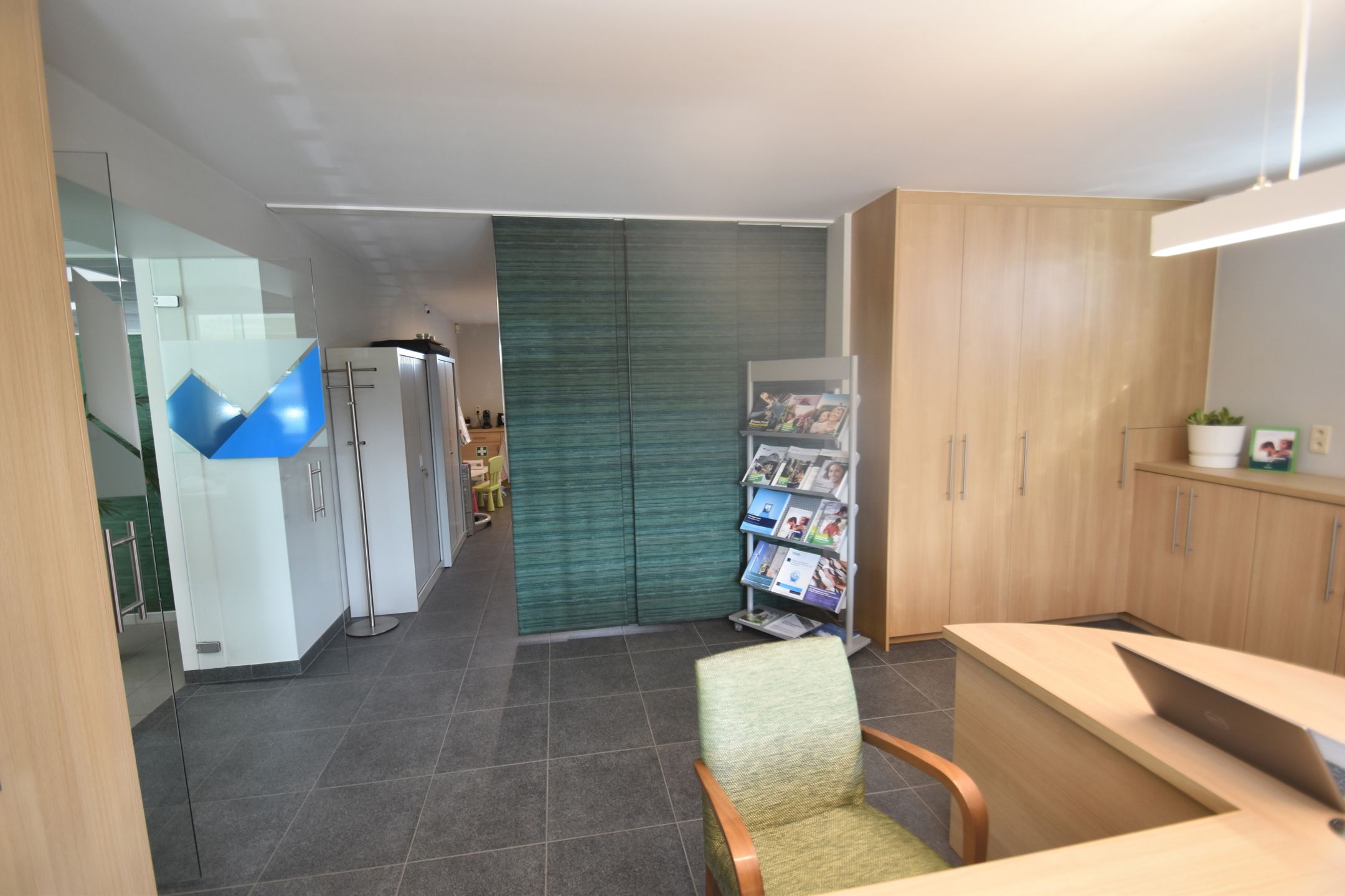 Instapklare villa/bungalow met aansluitend een kantoorruimte/handelsgelijkvloers op ruim perceel van +/- 30 are. Meerdere parkeerplaatsen foto 30