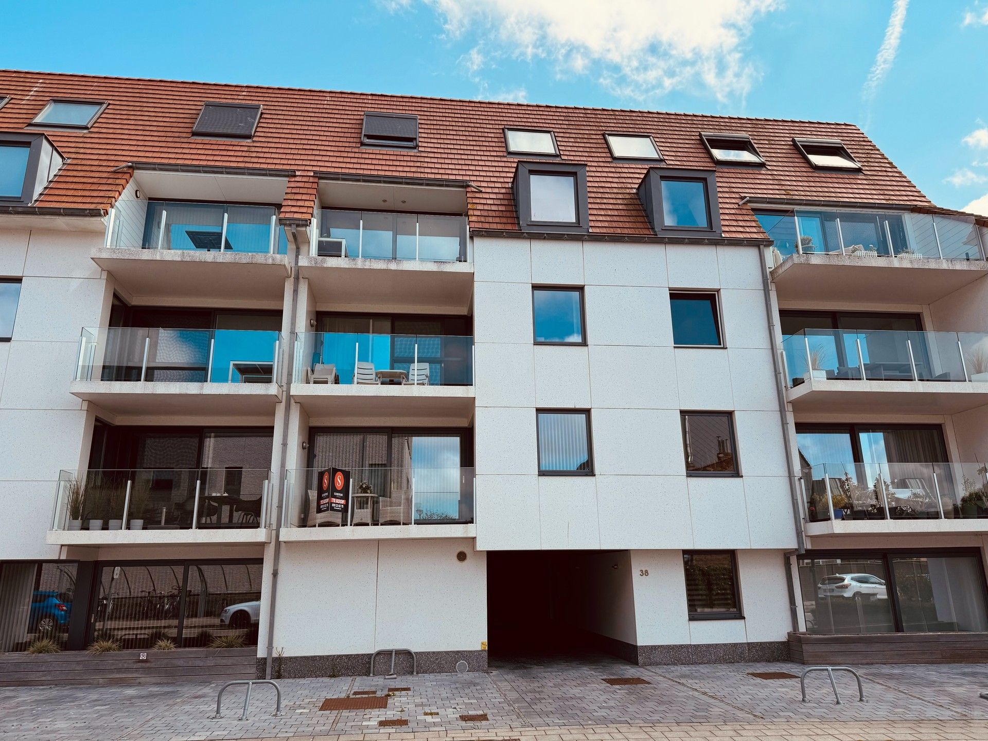 Lichtrijk instapklaar appartement gelegen te Bredene. foto 2