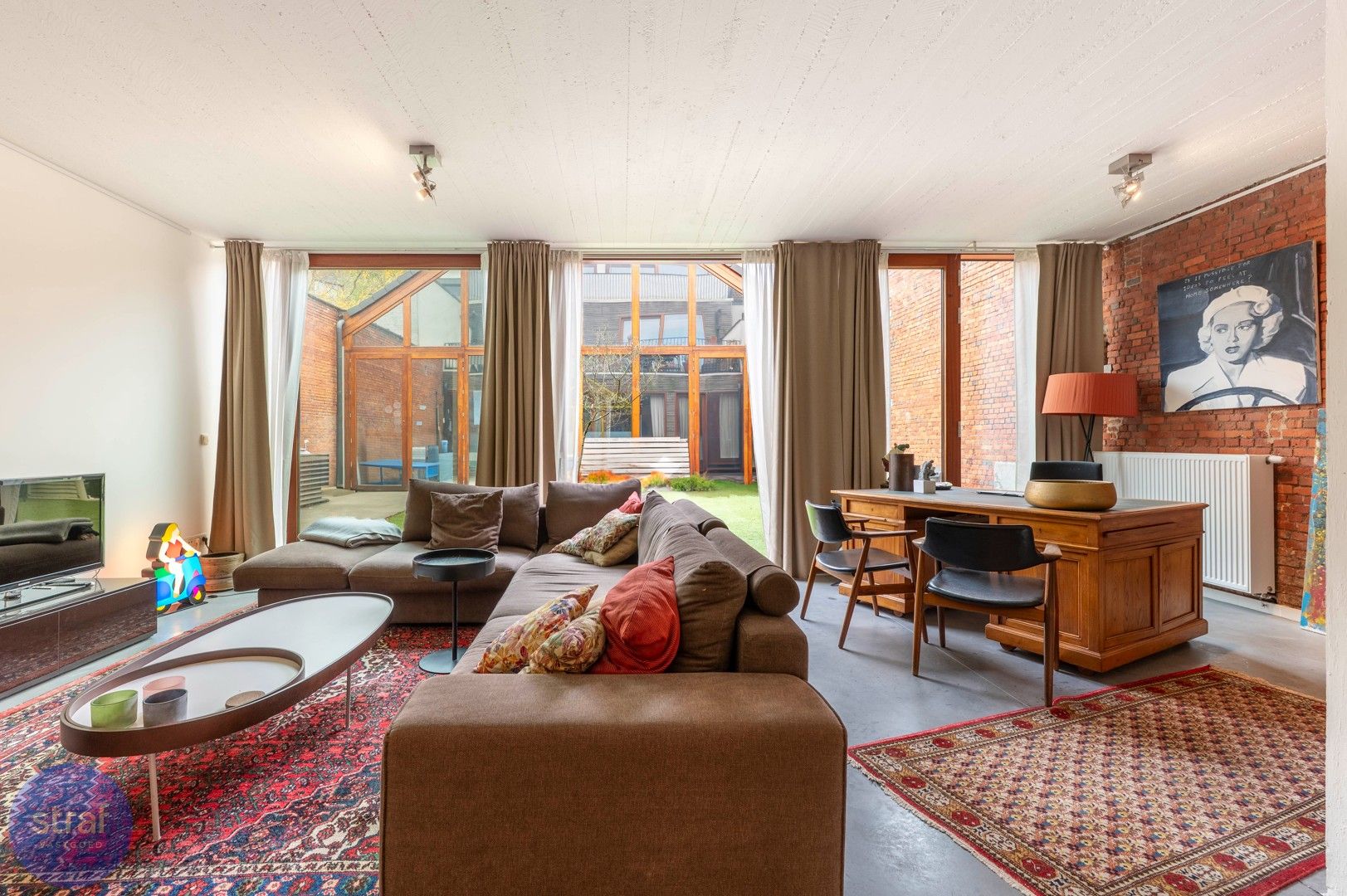 Moderne loft met open leefruimte en gezellige stadstuin in Berchem foto 3