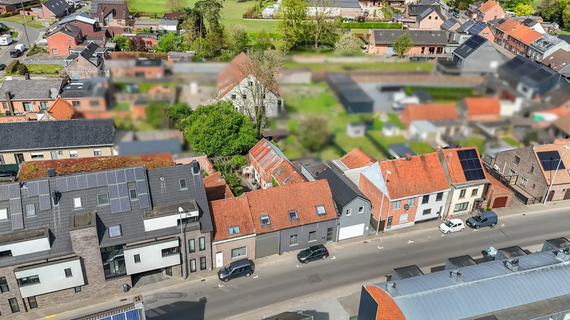 Hoofdfoto van de publicatie: verder af te werken woning met grote garage