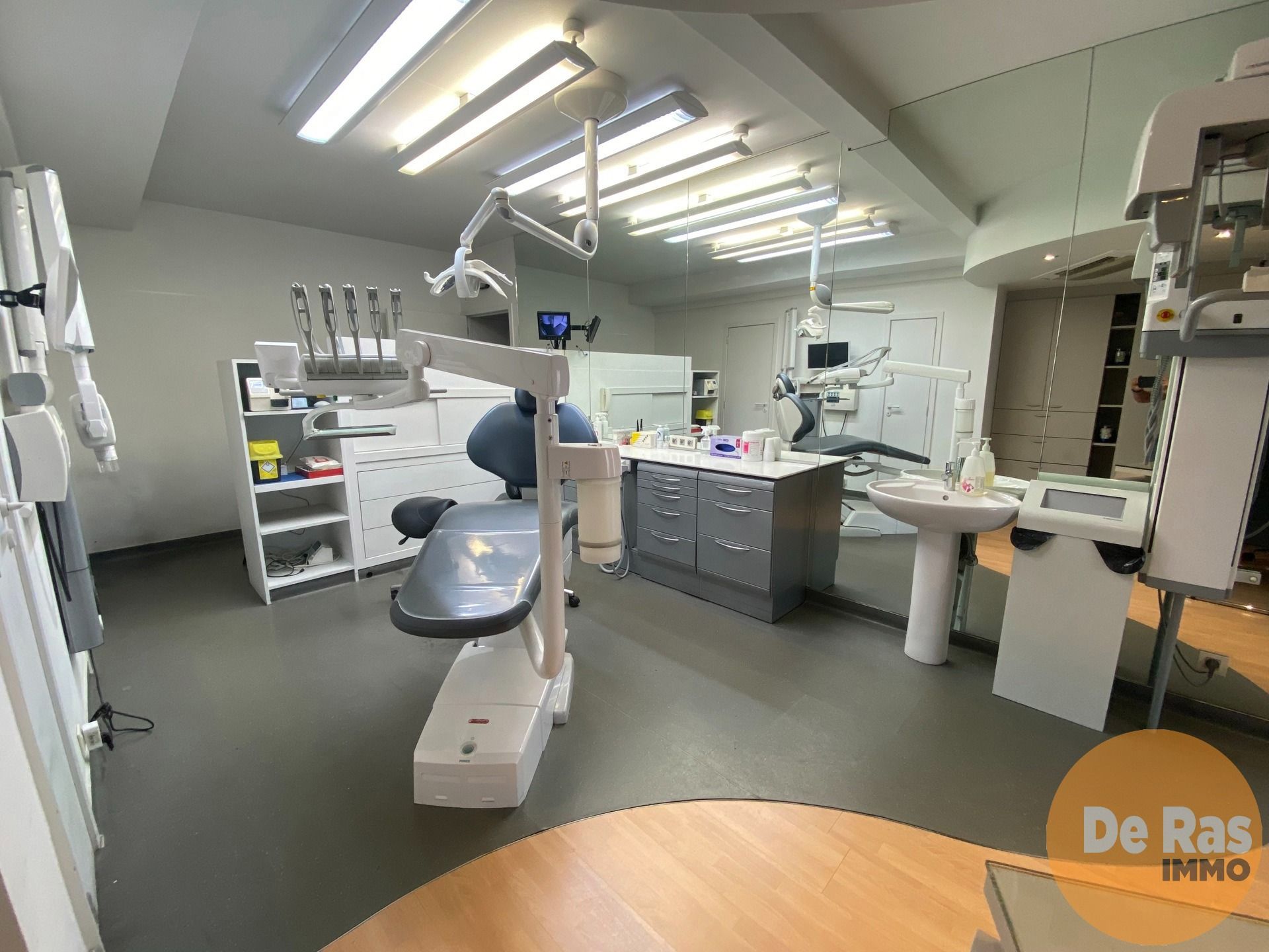 DILBEEK - Instapklare tandartspraktijk op toplocatie  foto {{pictureIndex}}