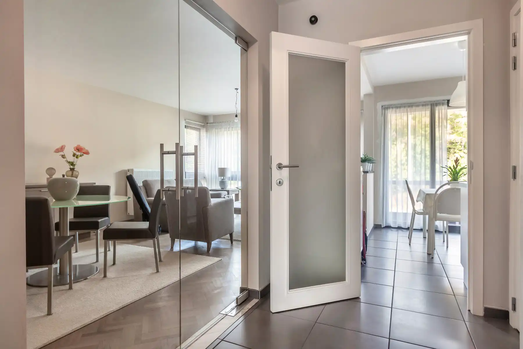 Lichtrijk appartement met autostaanplaats en prachtig zicht foto 2