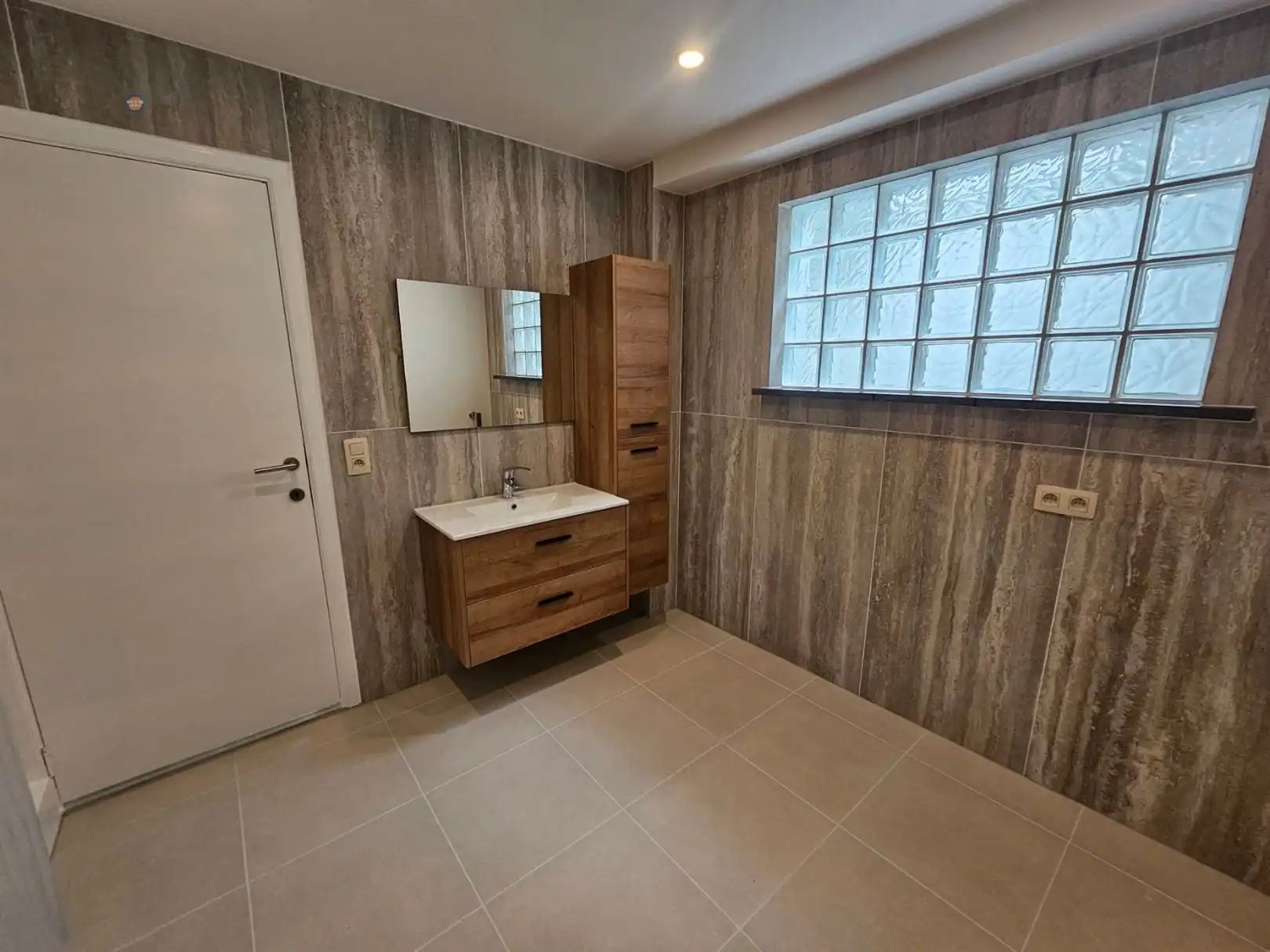 Recent gerenoveerde rijwoning met garage, tuin en 2 slaapkamers foto 14