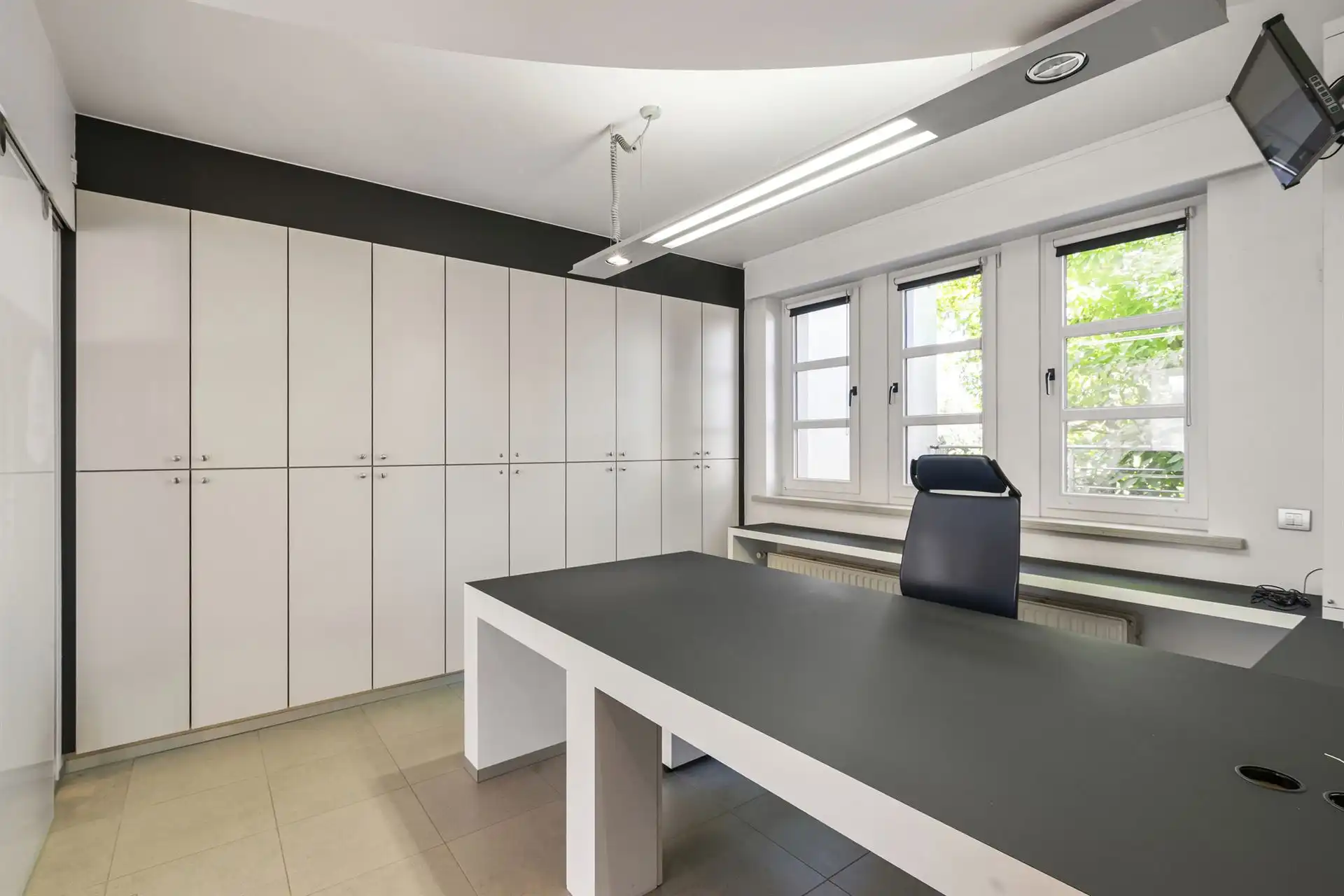 Handelspand met woonst op commerciële toplocatie foto 19