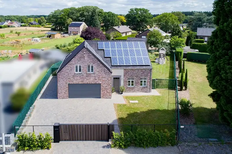 Ruime, volledig instapklare en omheinde gezinswoning met schaarlift naar de kelder op een perceel van maar liefst 13 aren 62 centiaren! foto 2