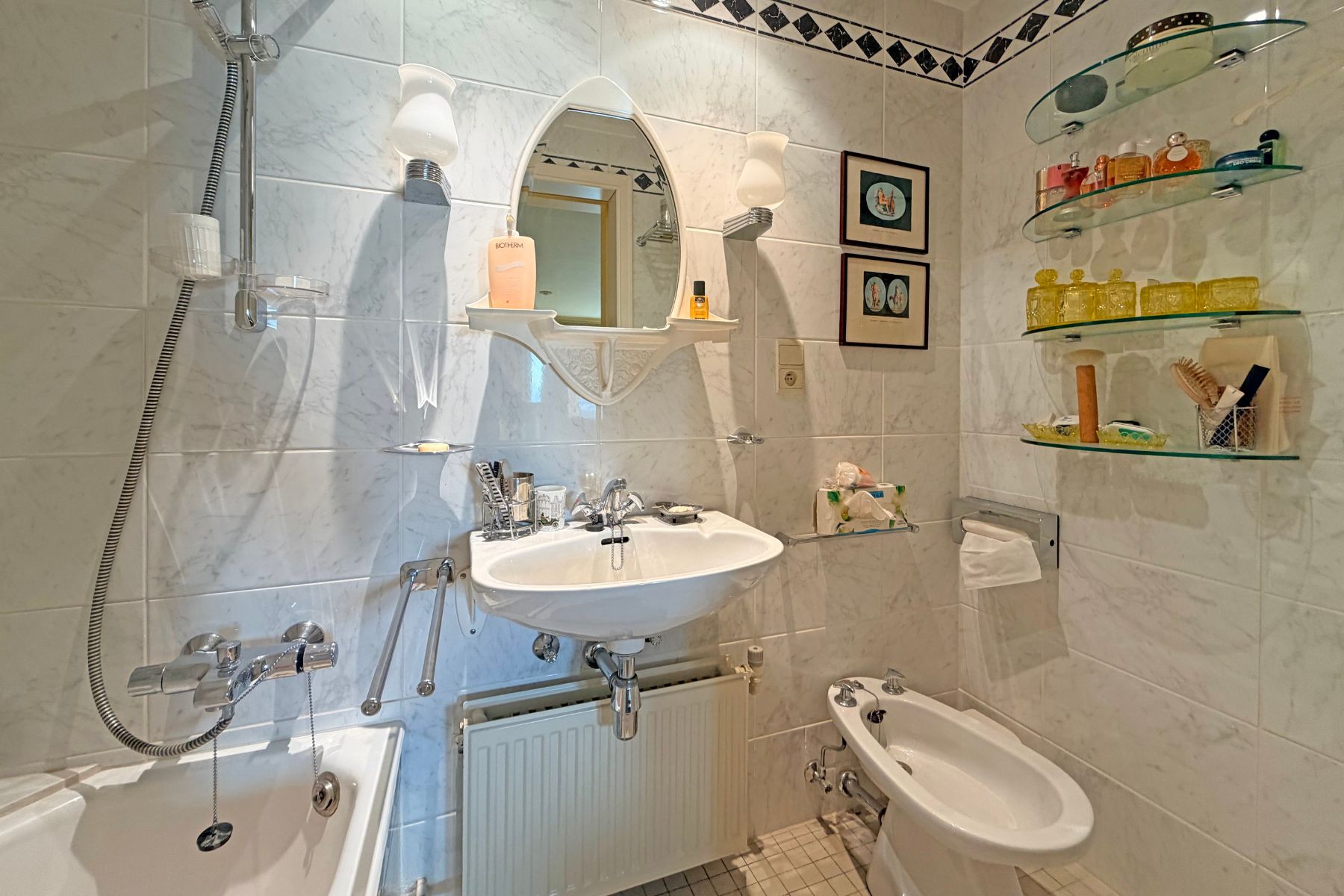 Te renoveren appartement gelegen op de Zeedijk-Het Zoute foto 3