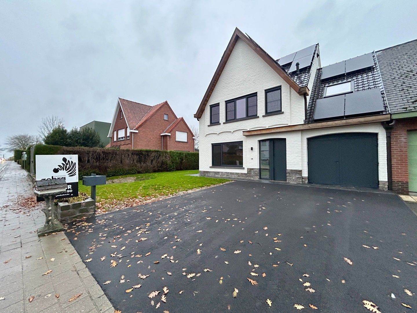 Prachtig gerenoveerde HOB met 3 slaapkamers te Rumbeke! foto {{pictureIndex}}