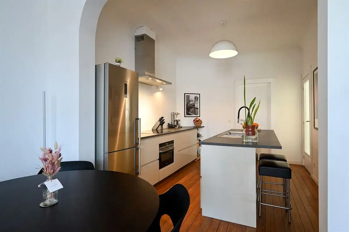 Superleuk appartement met ruime slaapkamer en apart bureel of dressing foto 5