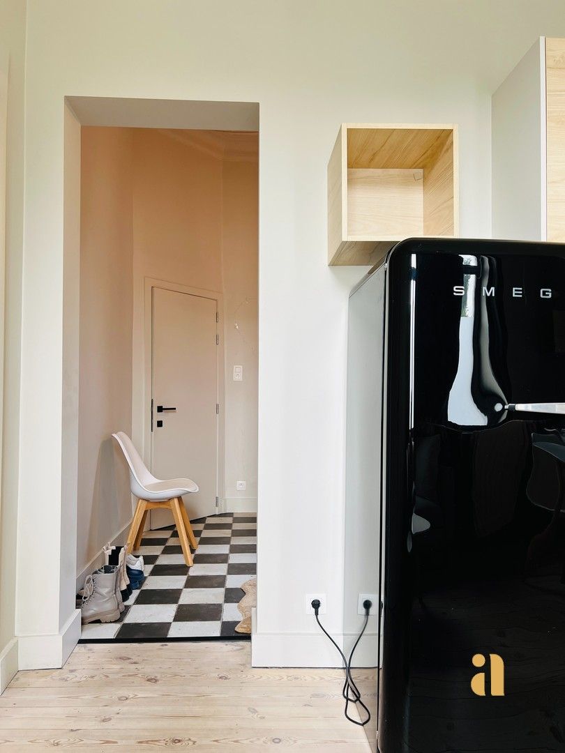 Bemeubelde studio op topligging te huur! foto 3