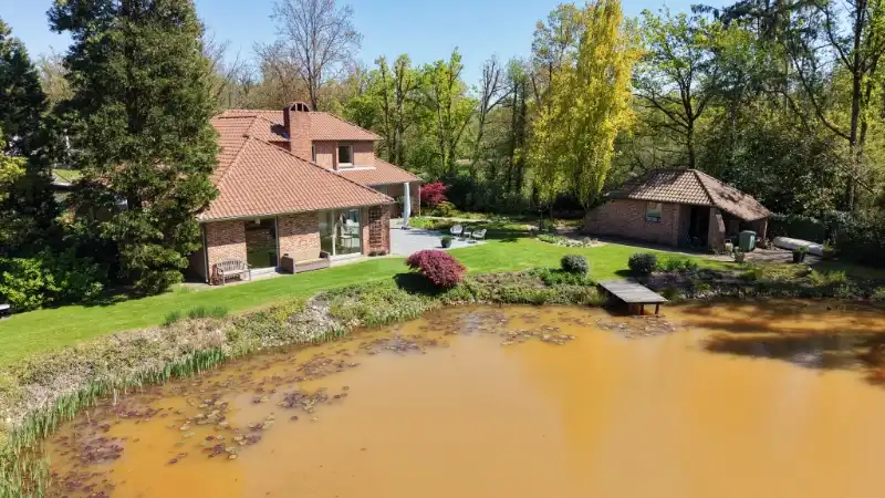 Exclusief gelegen villa van 345m² op 30 are met grote vijver foto 22