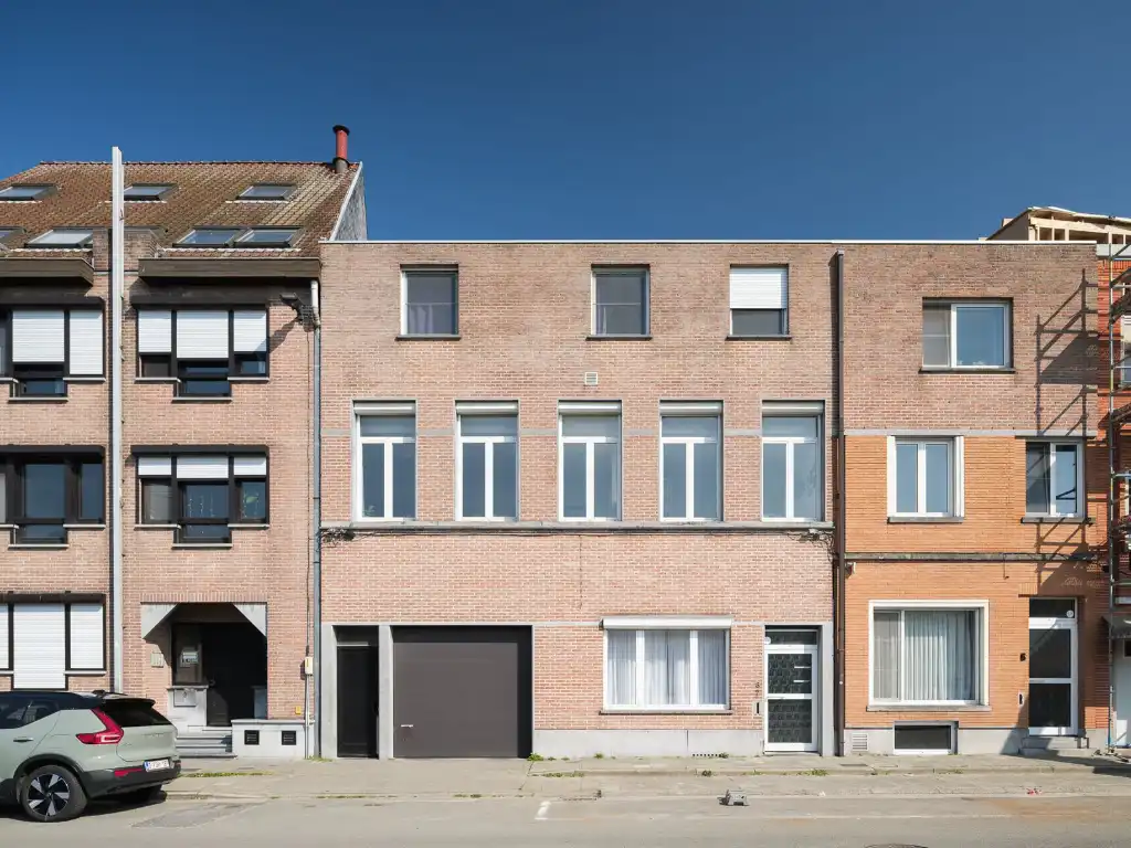 Opbrengsteigendom bestaande uit 18 studentenkamers en twee autostaanplaatsen gelegen aan de Bargiekaai foto {{pictureIndex}}
