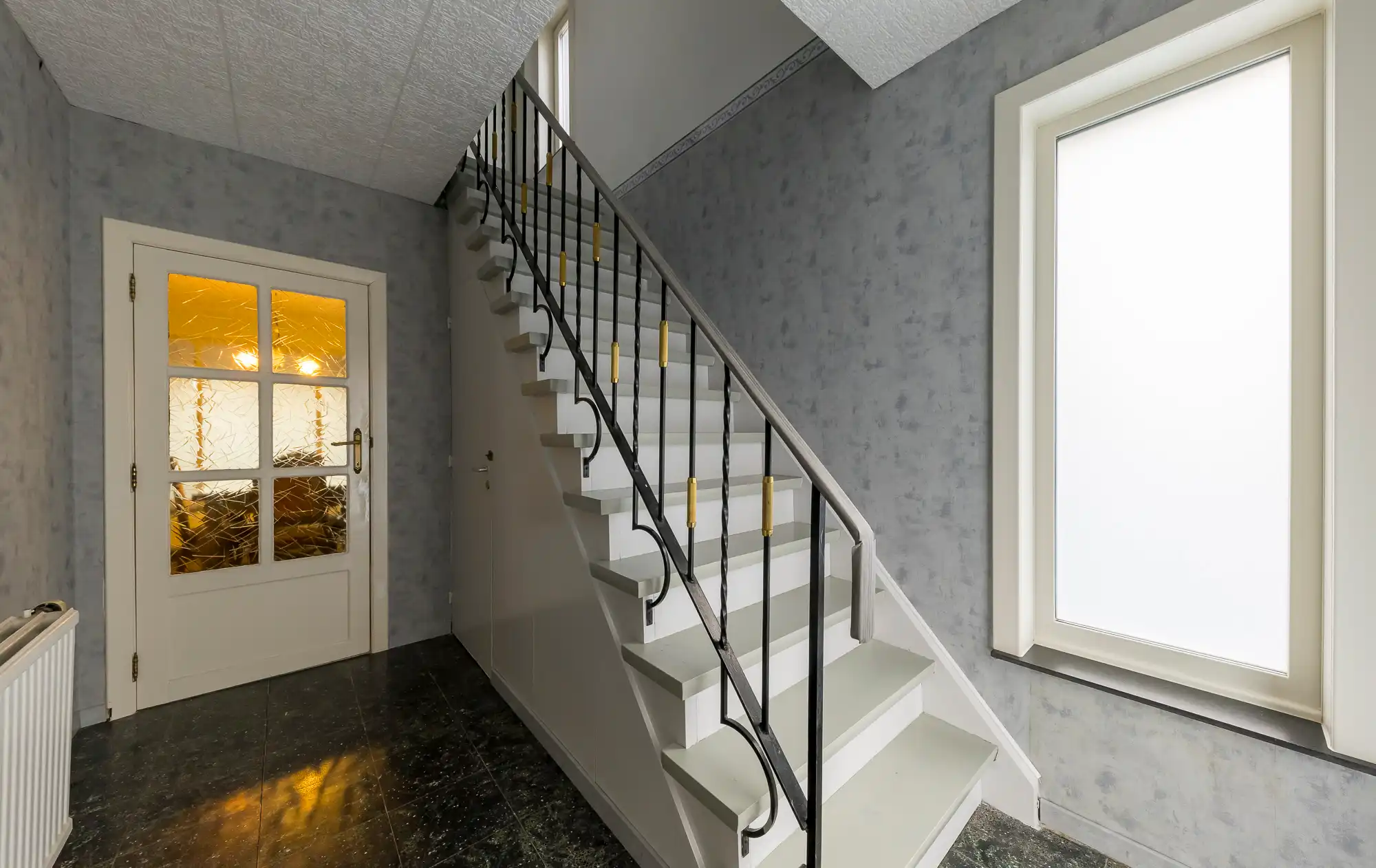 TE KOOP: Goed gelegen (halfopen) woning met bijgebouw van 90m2 te Lanklaar foto 4