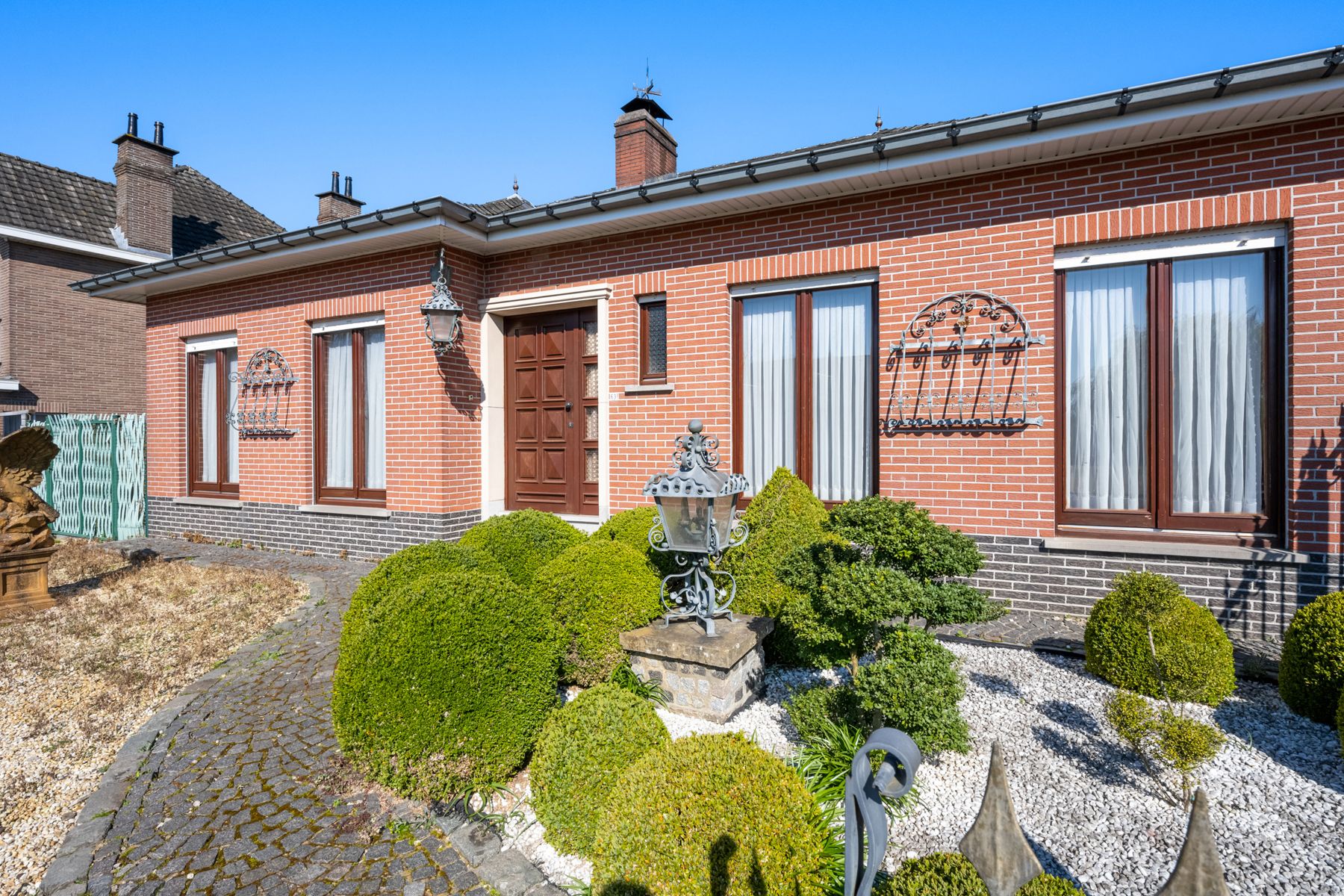 Charmante bungalow met aangelegde tuin en vijver foto 3