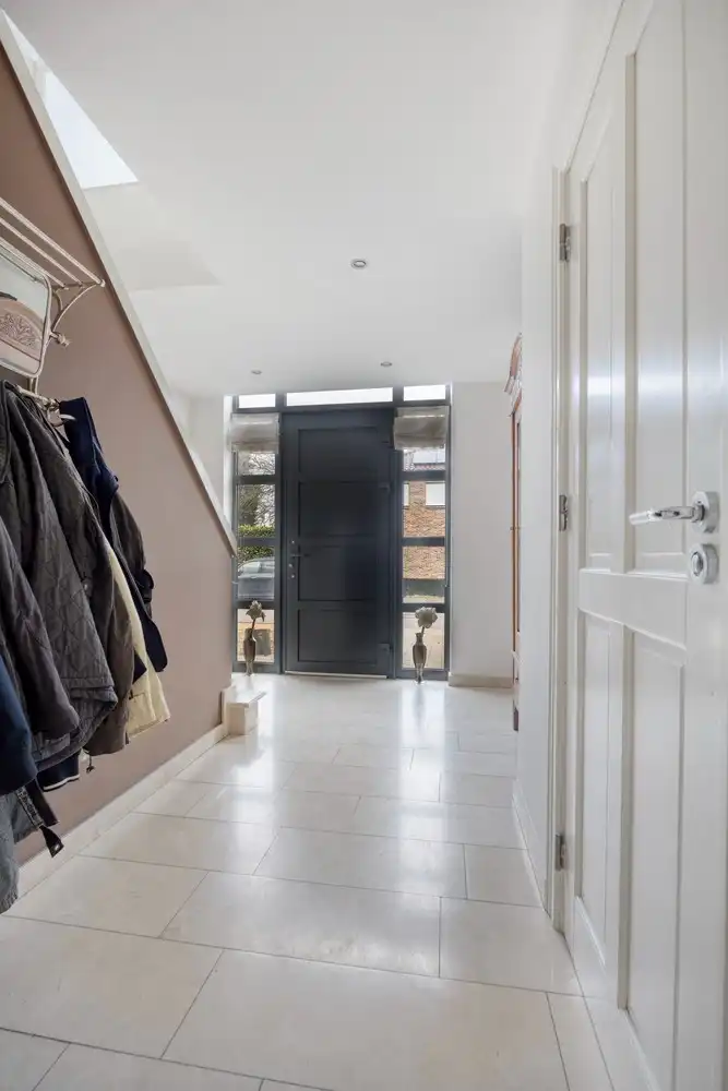 Ruime, vrijstaande woning te koop nabij het centrum van Lanaken. foto 4
