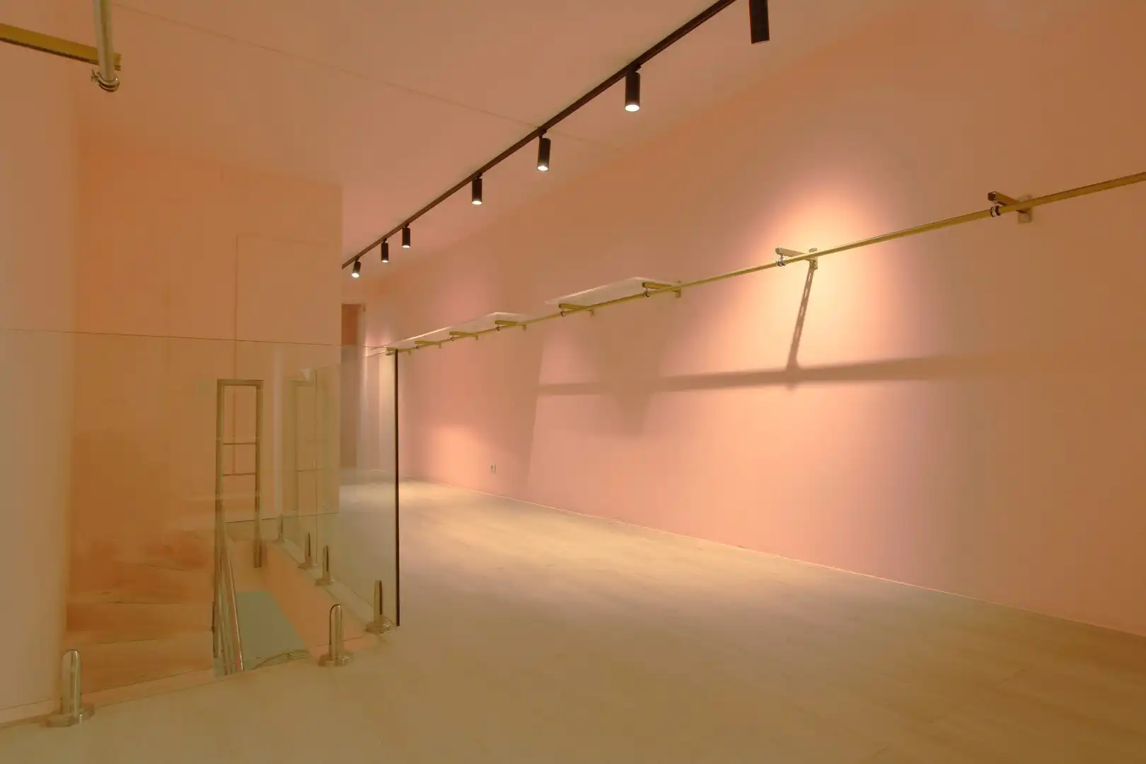 Instapklaar pand met mezzanine te huur Lippenslaan 172 foto 7