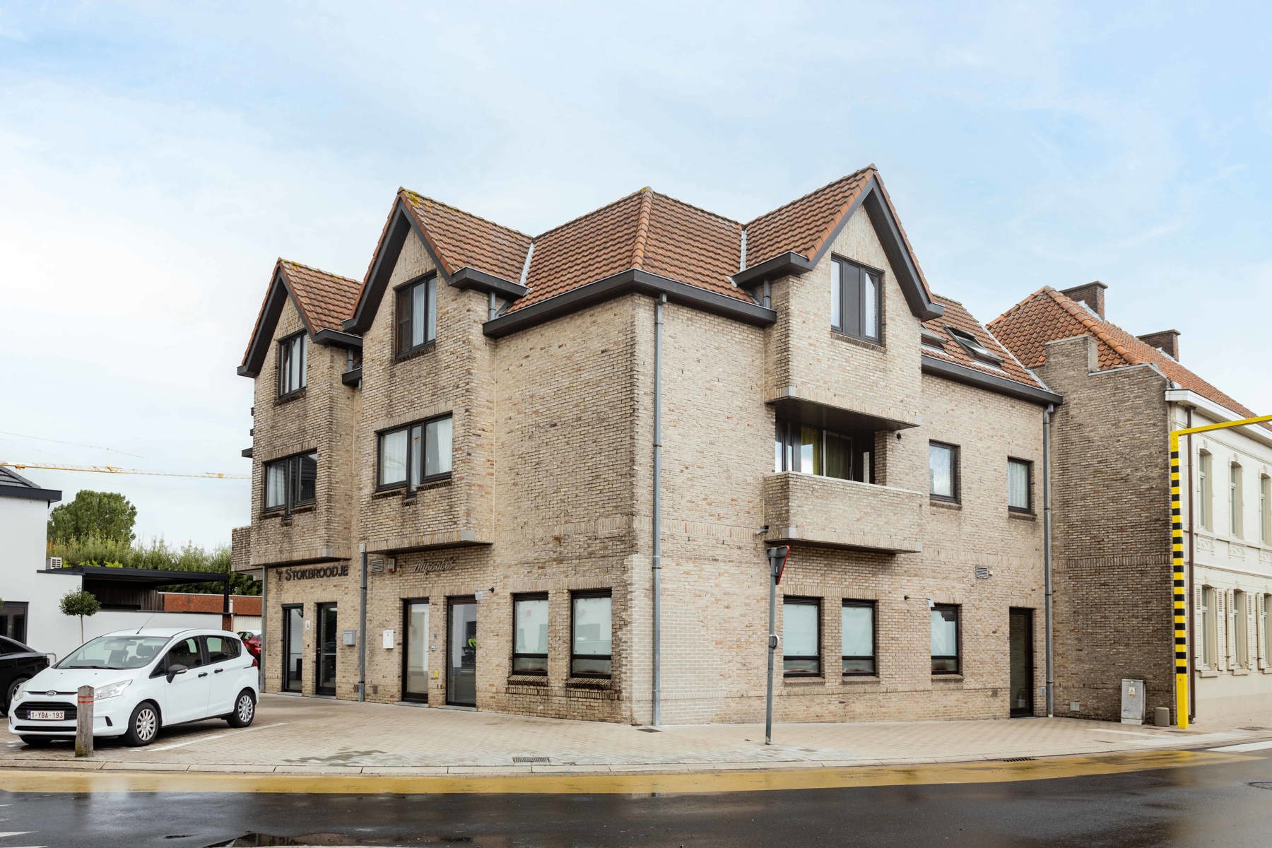 Te koop – lichtrijk en instapklaar appartement met garage foto 2