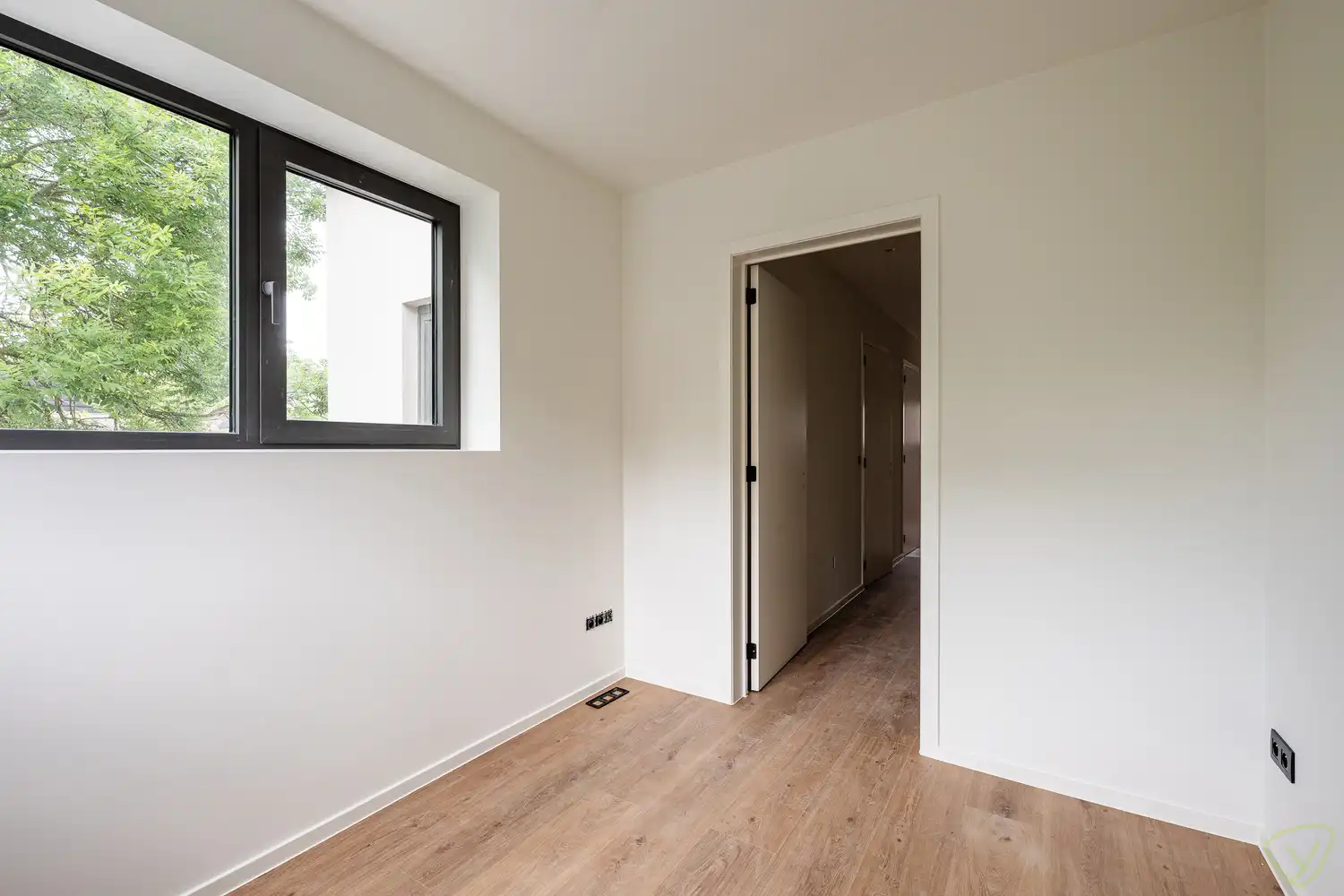 Moderne nieuwbouwwoning met tuin en zonnig terras in groene omgeving foto 16