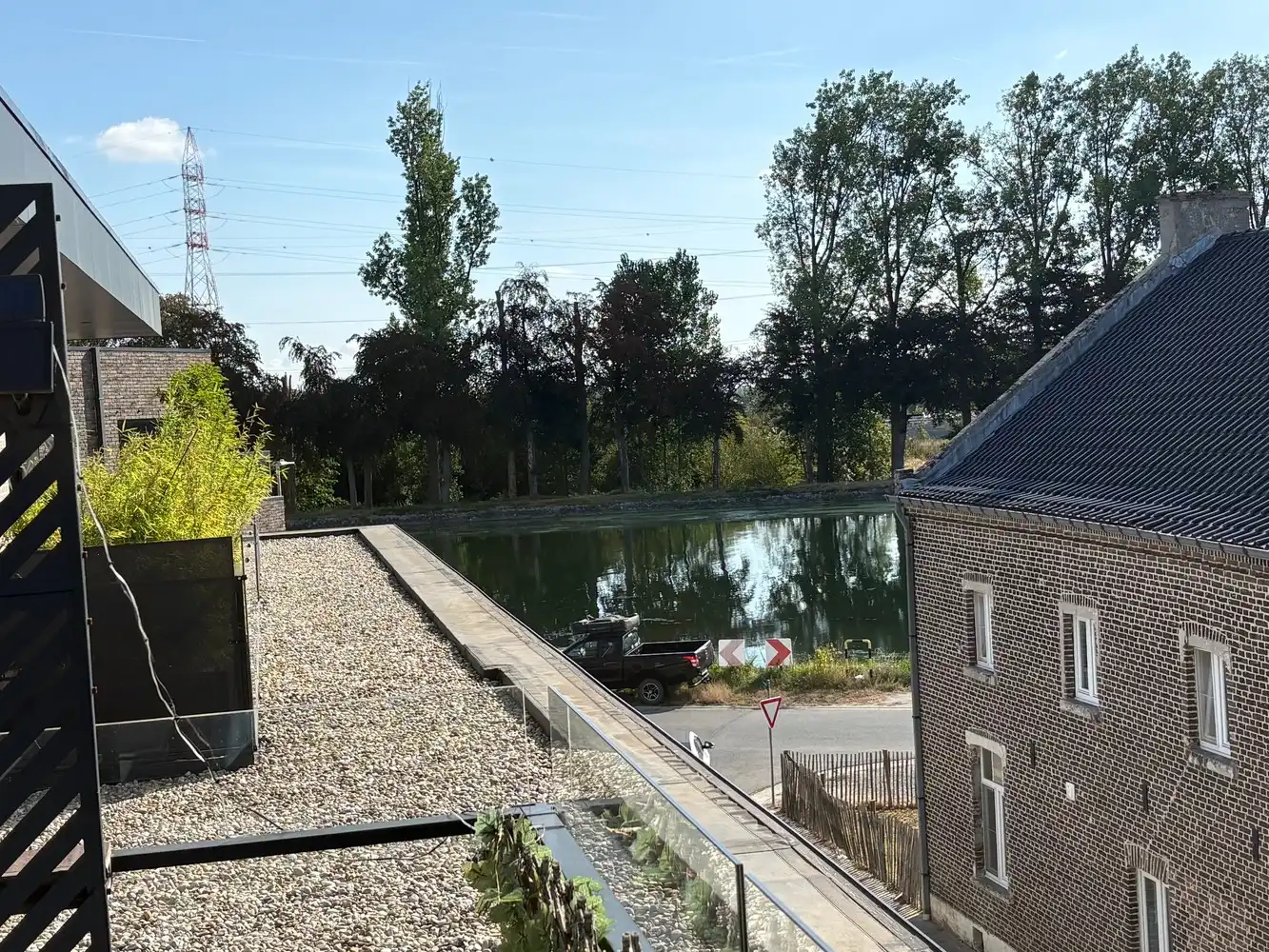 Prachtig recent appartement (3 slk + terras) met parking en berging op rustige locatie aan het kanaal. foto 2