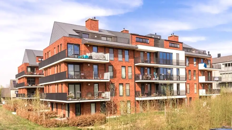 Autostaanplaats vlakbij station foto 3