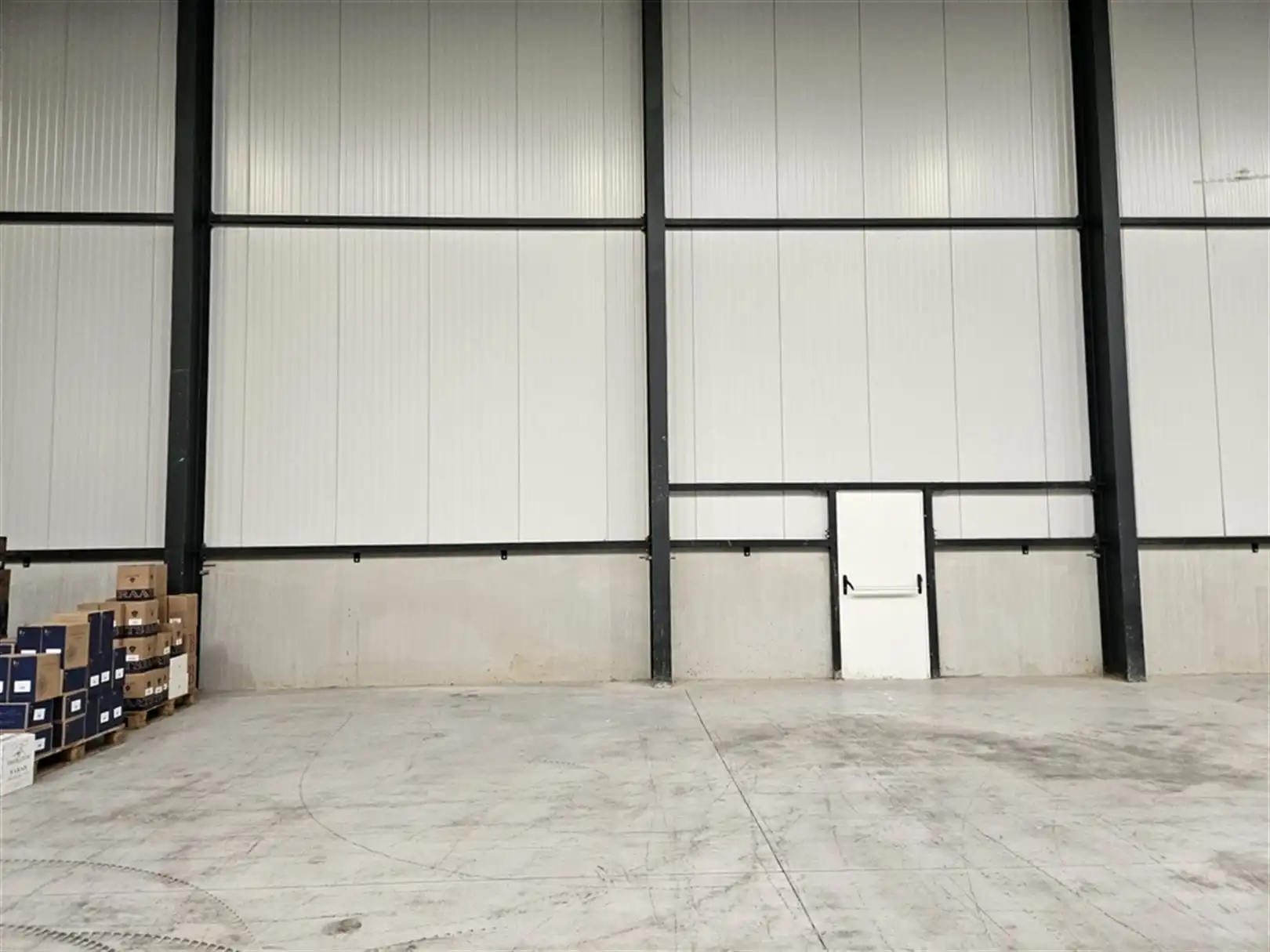 Recent magazijn met laad-en loskades foto 7