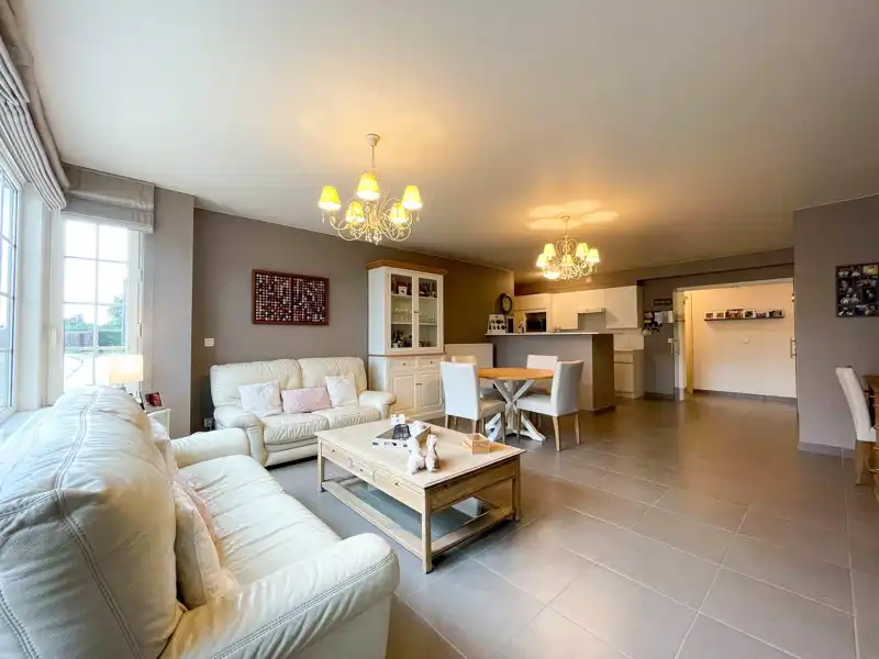 Modern appartement met 2 slaapkamers, terras en garage op centrale ligging te Wakken! foto 2