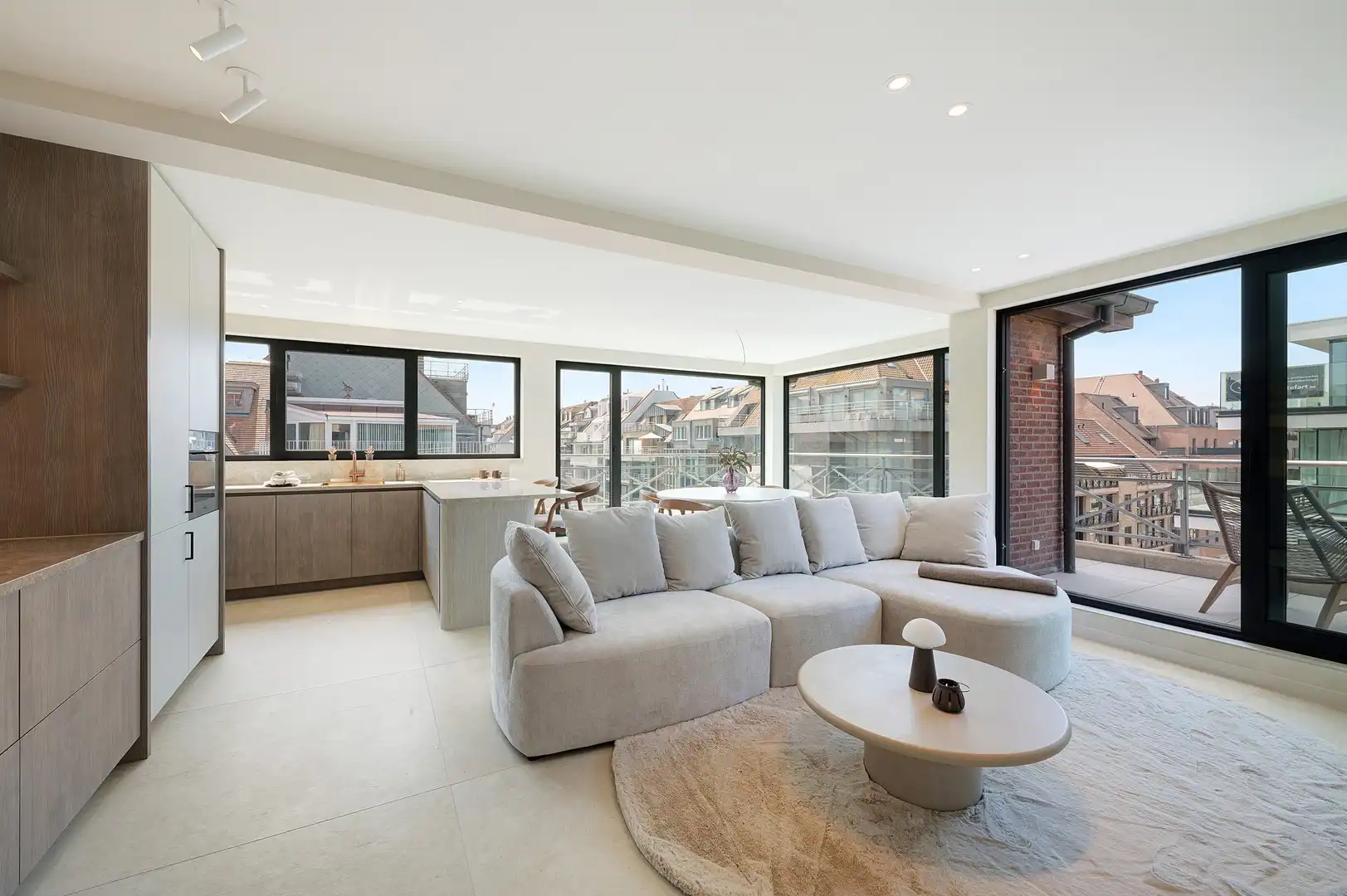 Prachtig gerenoveerd duplex hoekappartement nabij de Lippenslaan. foto 2